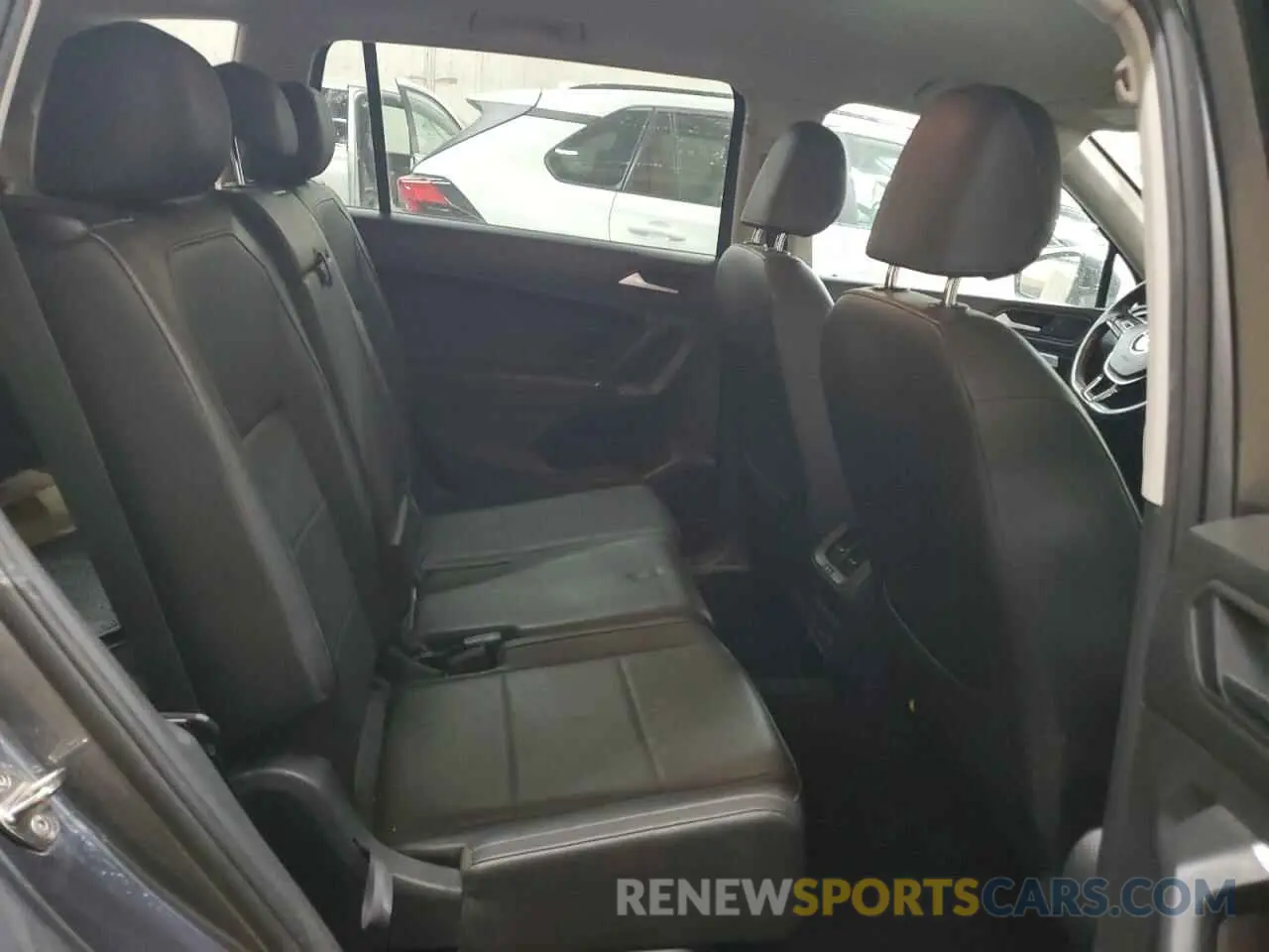 11 Photograph of a damaged car 3VV3B7AX2LM079962 VOLKSWAGEN TIGUAN 2020