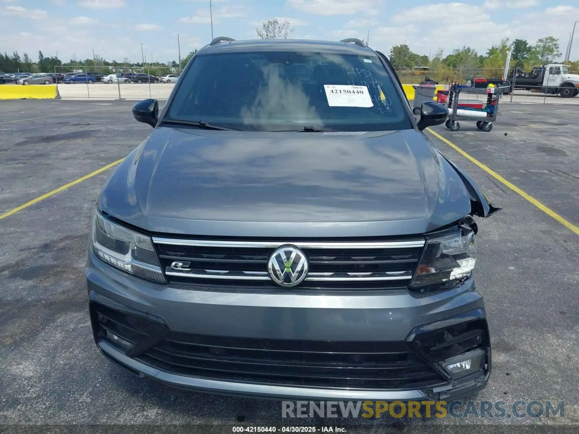 12 Photograph of a damaged car 3VV3B7AX2LM130490 VOLKSWAGEN TIGUAN 2020