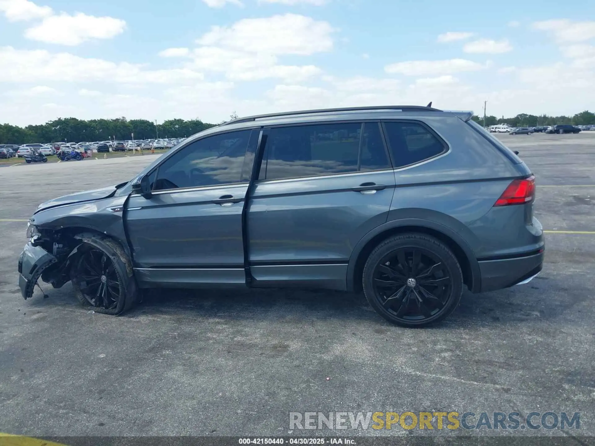 14 Photograph of a damaged car 3VV3B7AX2LM130490 VOLKSWAGEN TIGUAN 2020