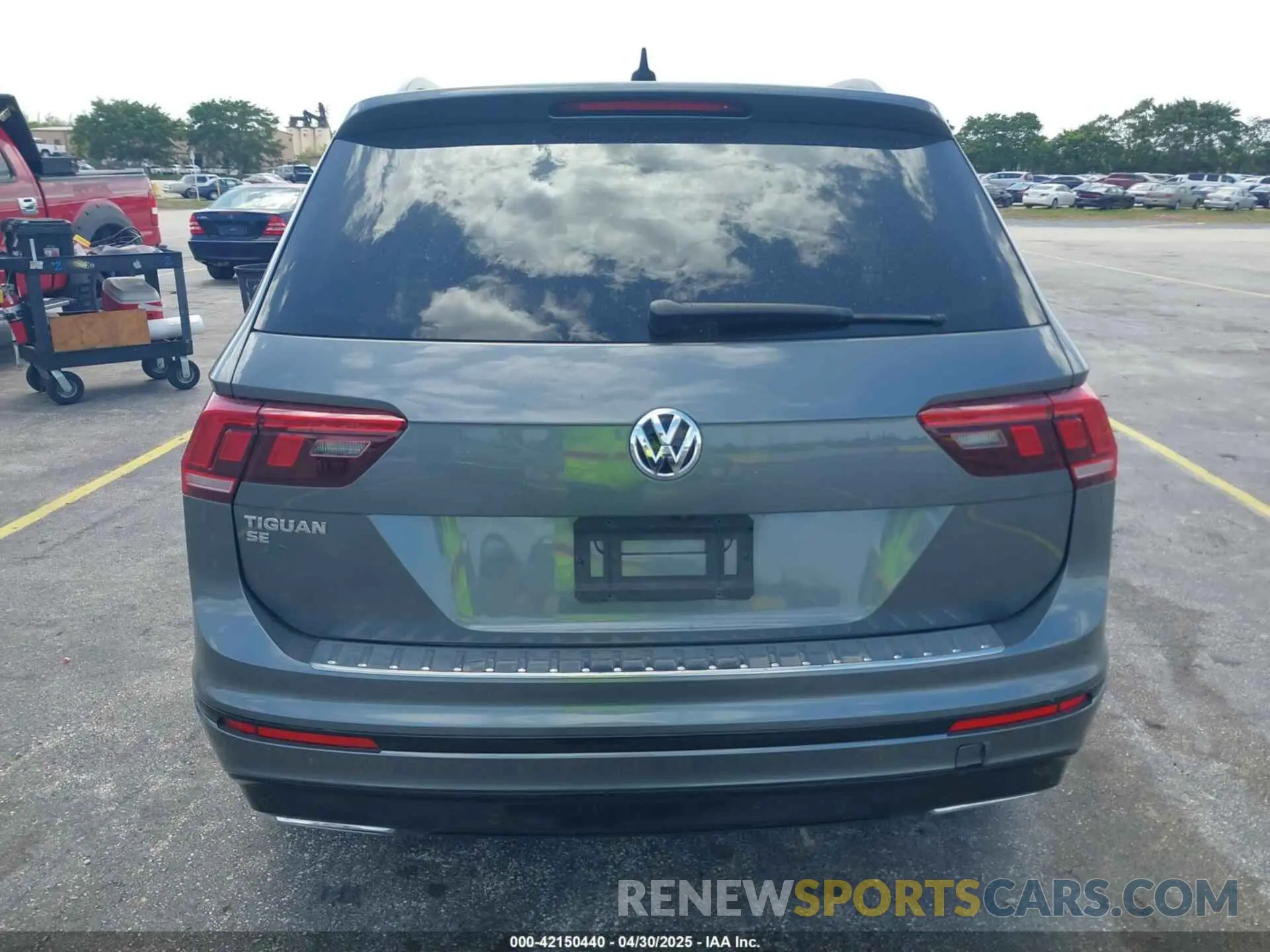 16 Photograph of a damaged car 3VV3B7AX2LM130490 VOLKSWAGEN TIGUAN 2020