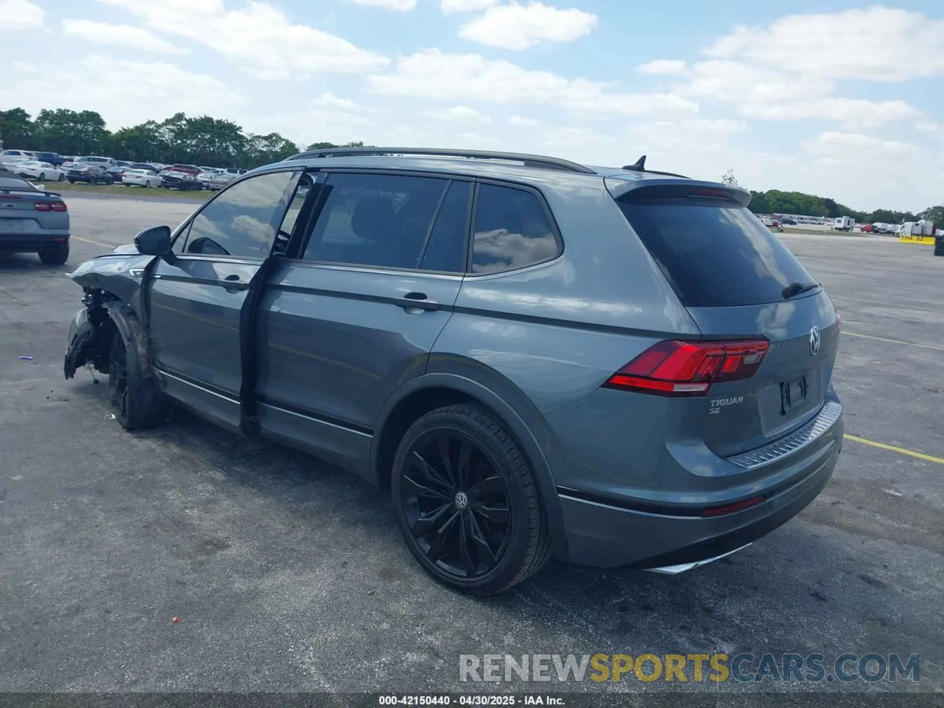3 Photograph of a damaged car 3VV3B7AX2LM130490 VOLKSWAGEN TIGUAN 2020