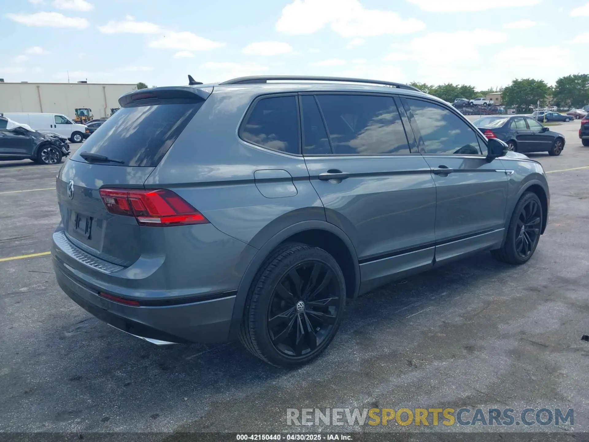 4 Photograph of a damaged car 3VV3B7AX2LM130490 VOLKSWAGEN TIGUAN 2020