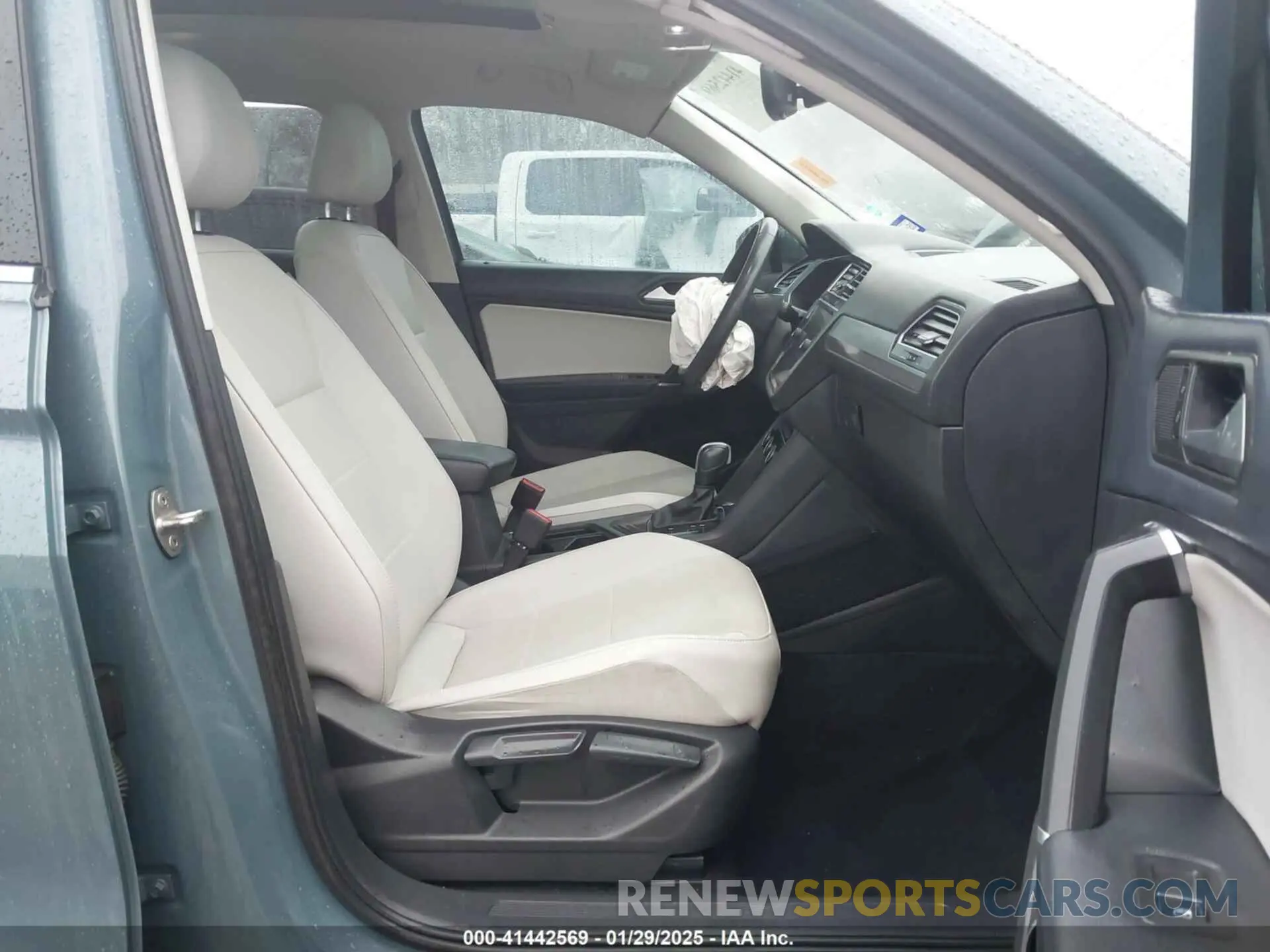 5 Photograph of a damaged car 3VV3B7AX3LM115514 VOLKSWAGEN TIGUAN 2020
