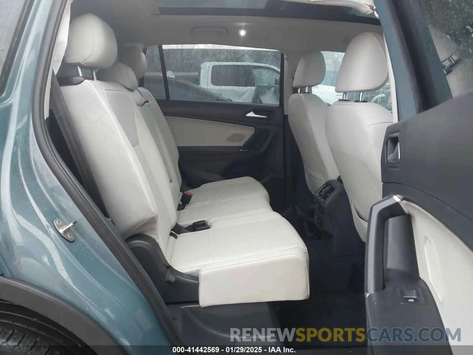 8 Photograph of a damaged car 3VV3B7AX3LM115514 VOLKSWAGEN TIGUAN 2020