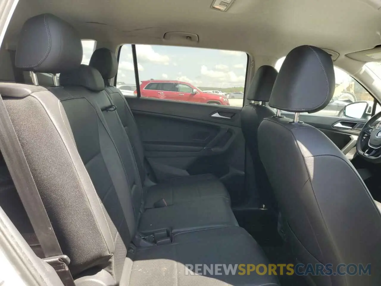 11 Photograph of a damaged car 3VV3B7AX4LM058417 VOLKSWAGEN TIGUAN 2020