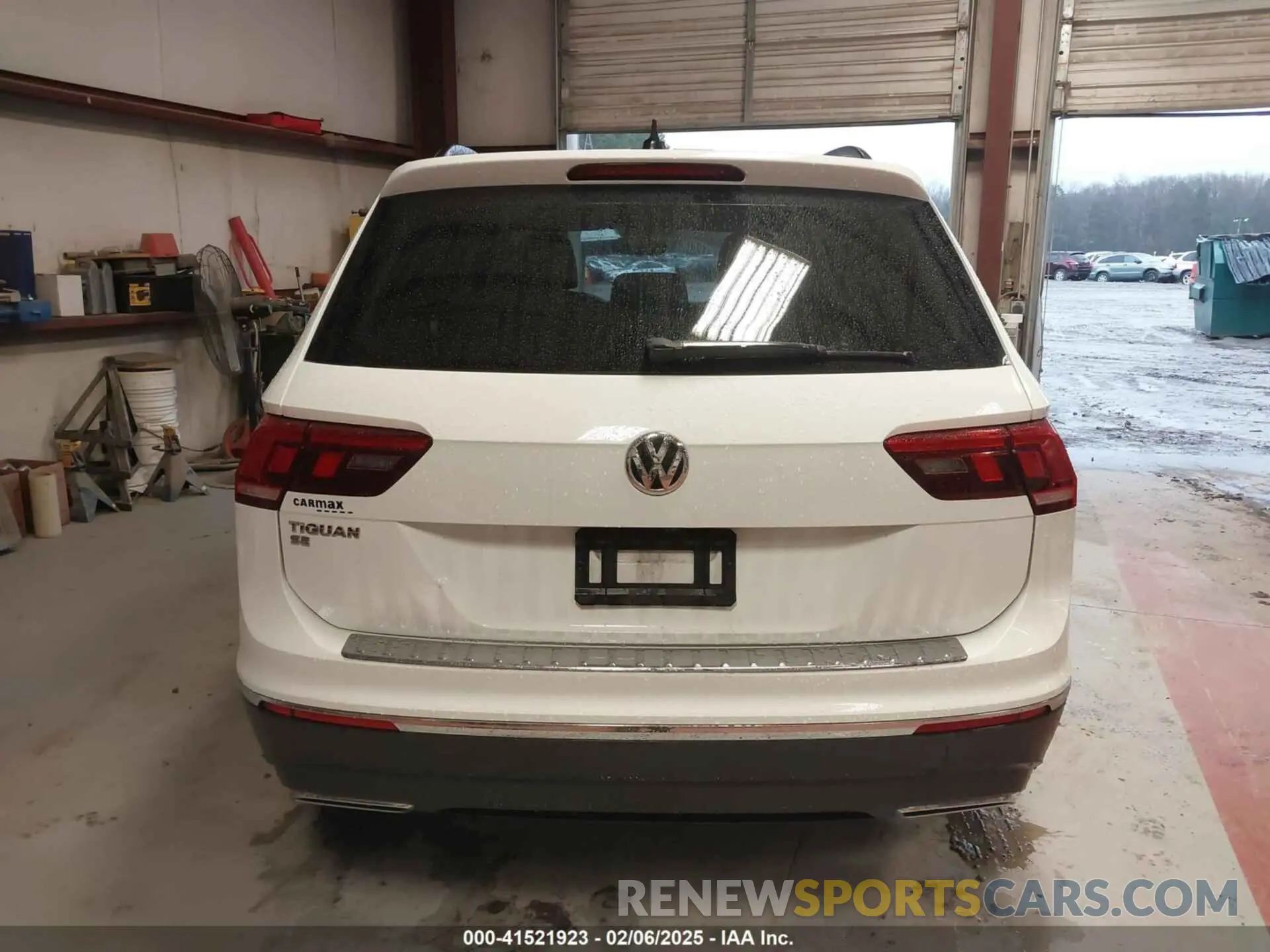 17 Photograph of a damaged car 3VV3B7AX4LM141023 VOLKSWAGEN TIGUAN 2020