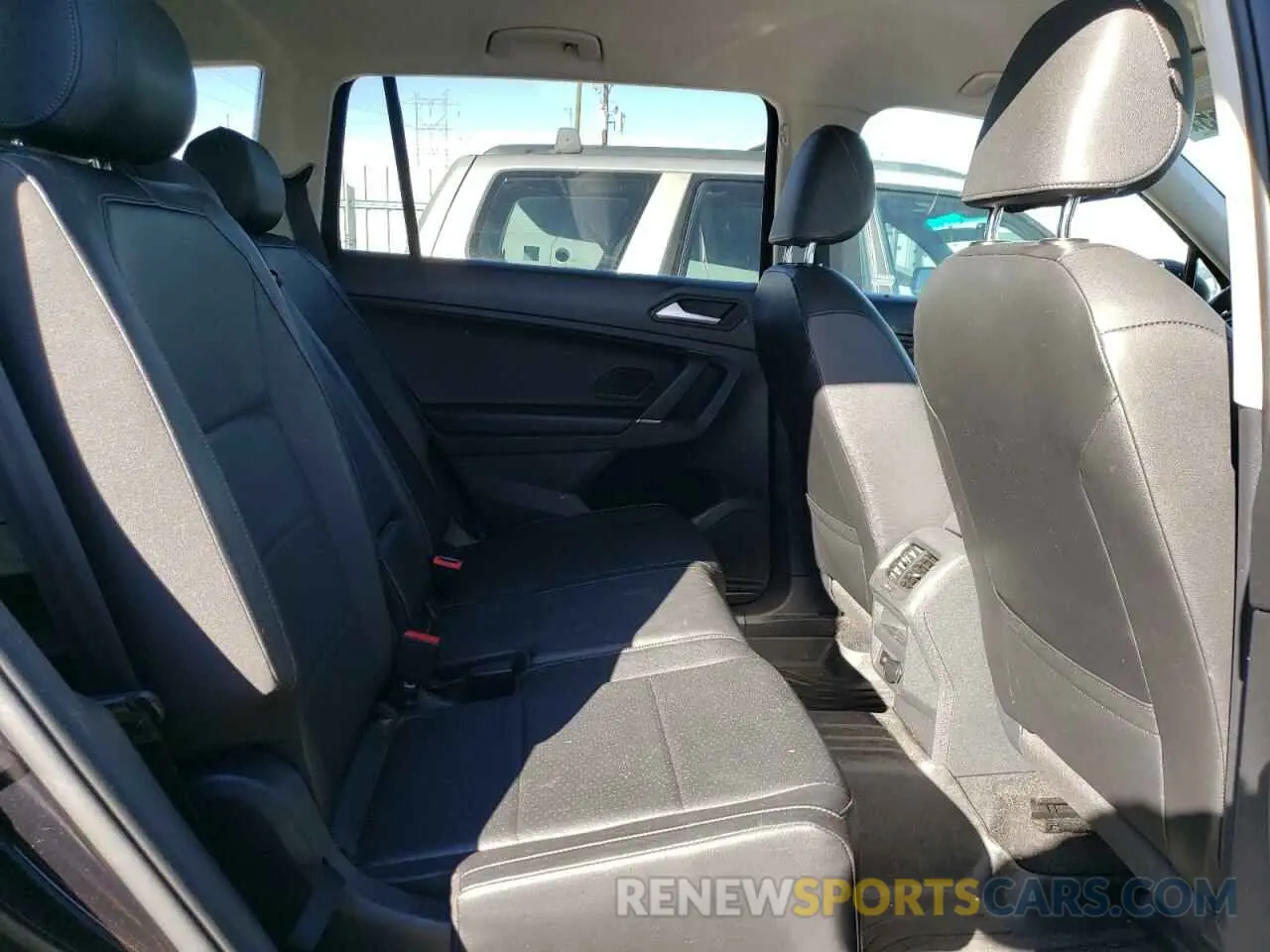 11 Photograph of a damaged car 3VV3B7AX5LM105518 VOLKSWAGEN TIGUAN 2020