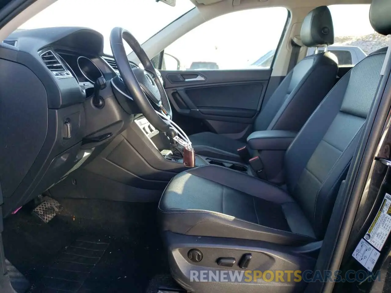 7 Photograph of a damaged car 3VV3B7AX5LM105518 VOLKSWAGEN TIGUAN 2020