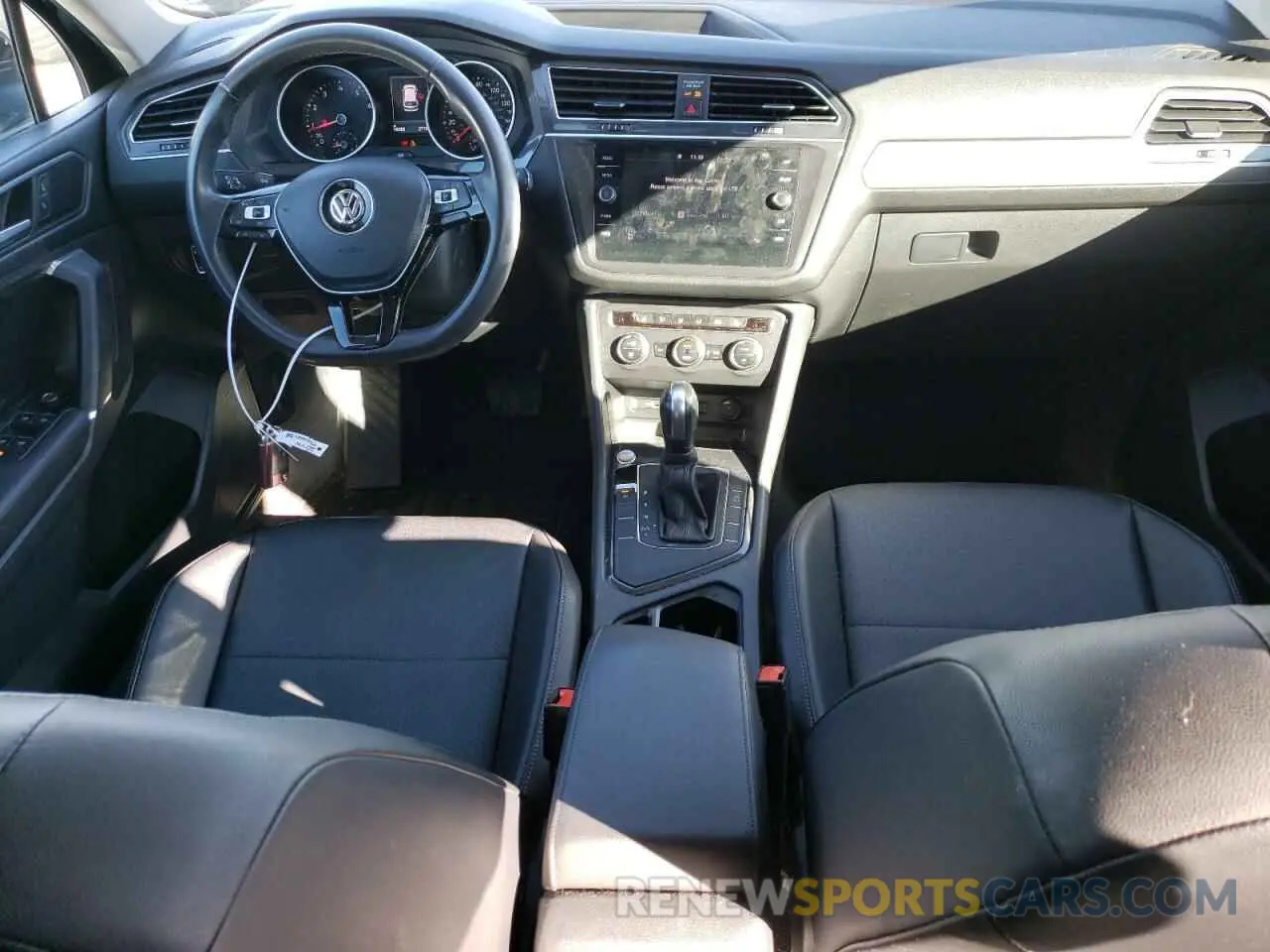 8 Photograph of a damaged car 3VV3B7AX5LM105518 VOLKSWAGEN TIGUAN 2020