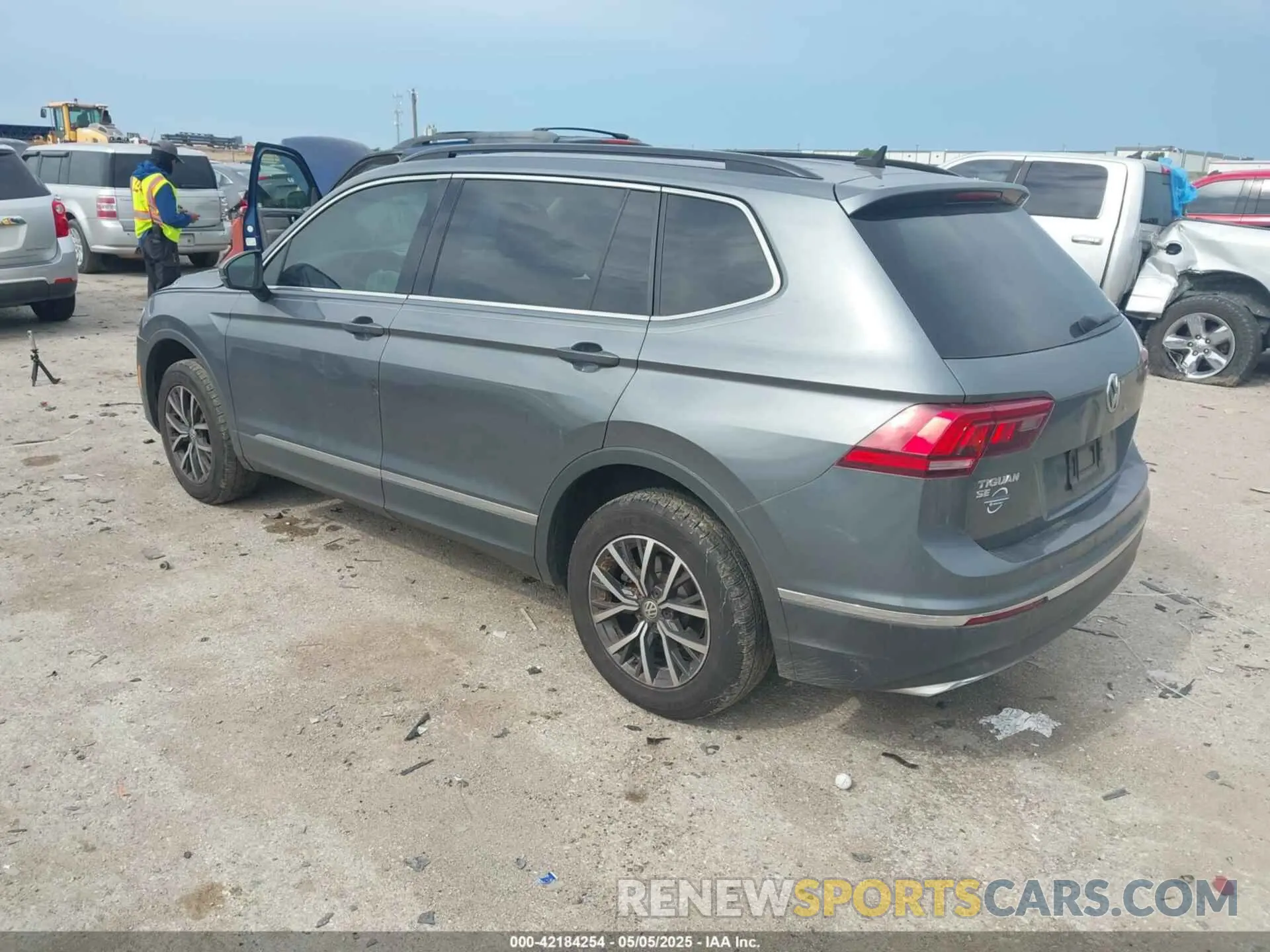 3 Photograph of a damaged car 3VV3B7AX6LM008716 VOLKSWAGEN TIGUAN 2020
