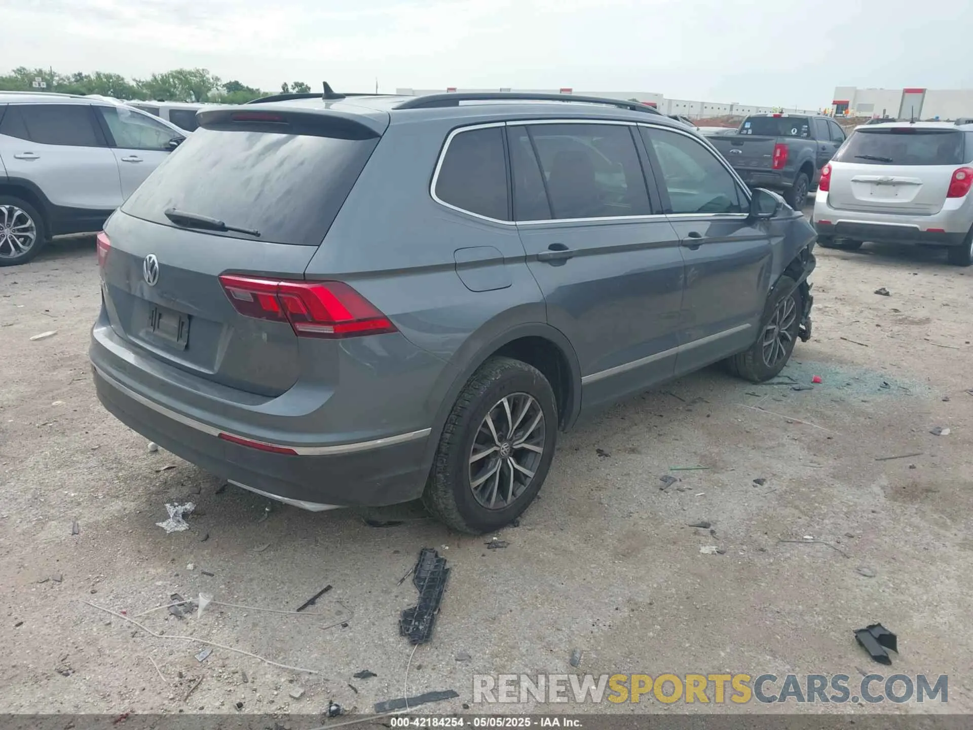 4 Photograph of a damaged car 3VV3B7AX6LM008716 VOLKSWAGEN TIGUAN 2020