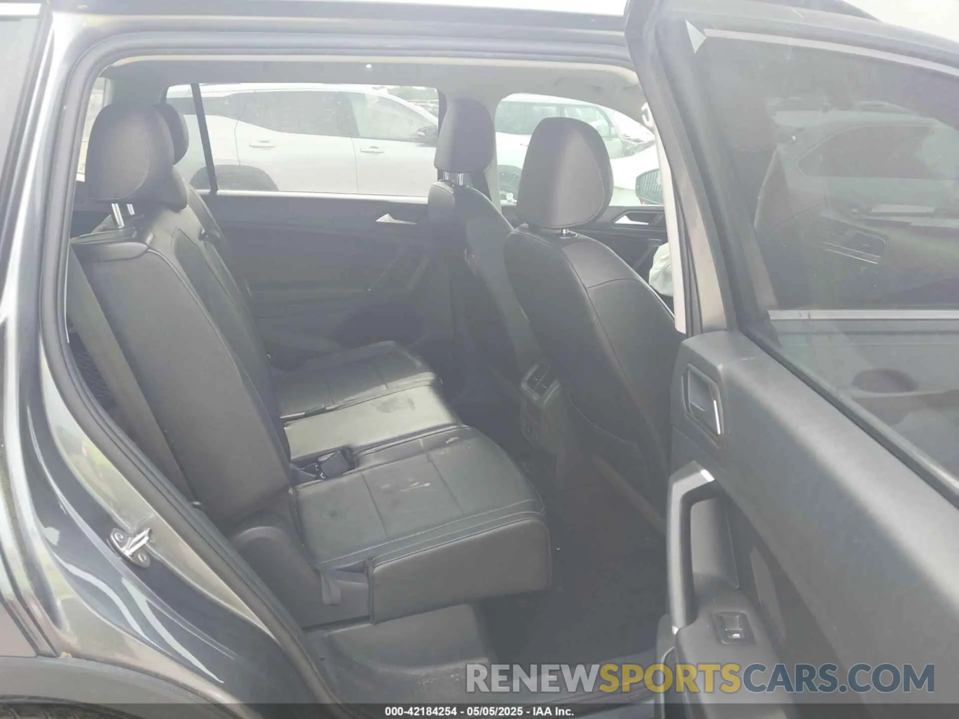 8 Photograph of a damaged car 3VV3B7AX6LM008716 VOLKSWAGEN TIGUAN 2020