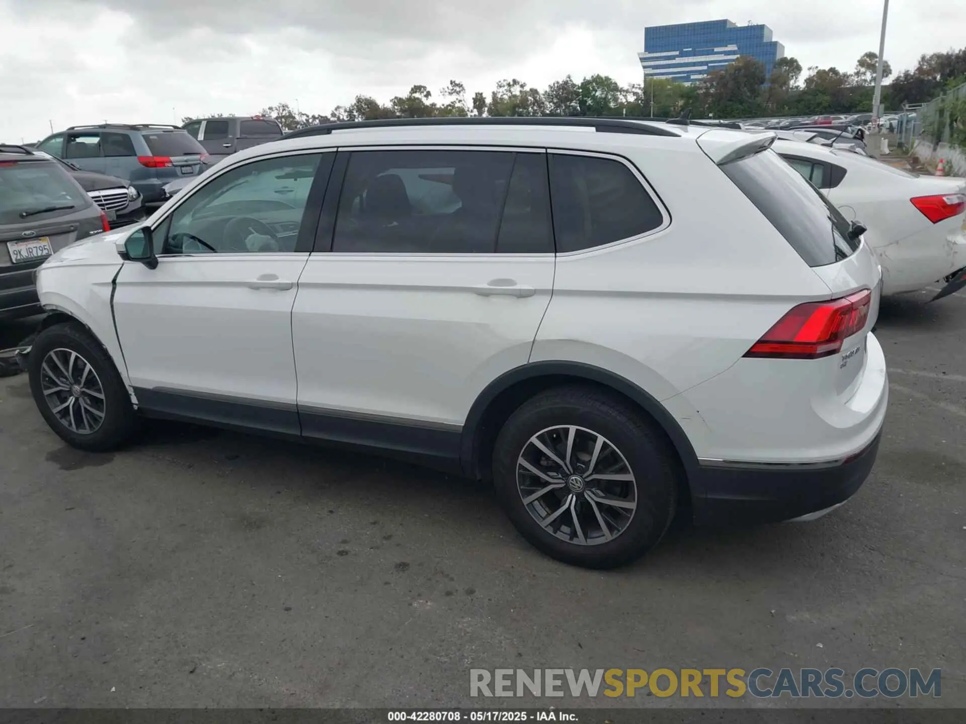 14 Photograph of a damaged car 3VV3B7AX6LM182754 VOLKSWAGEN TIGUAN 2020