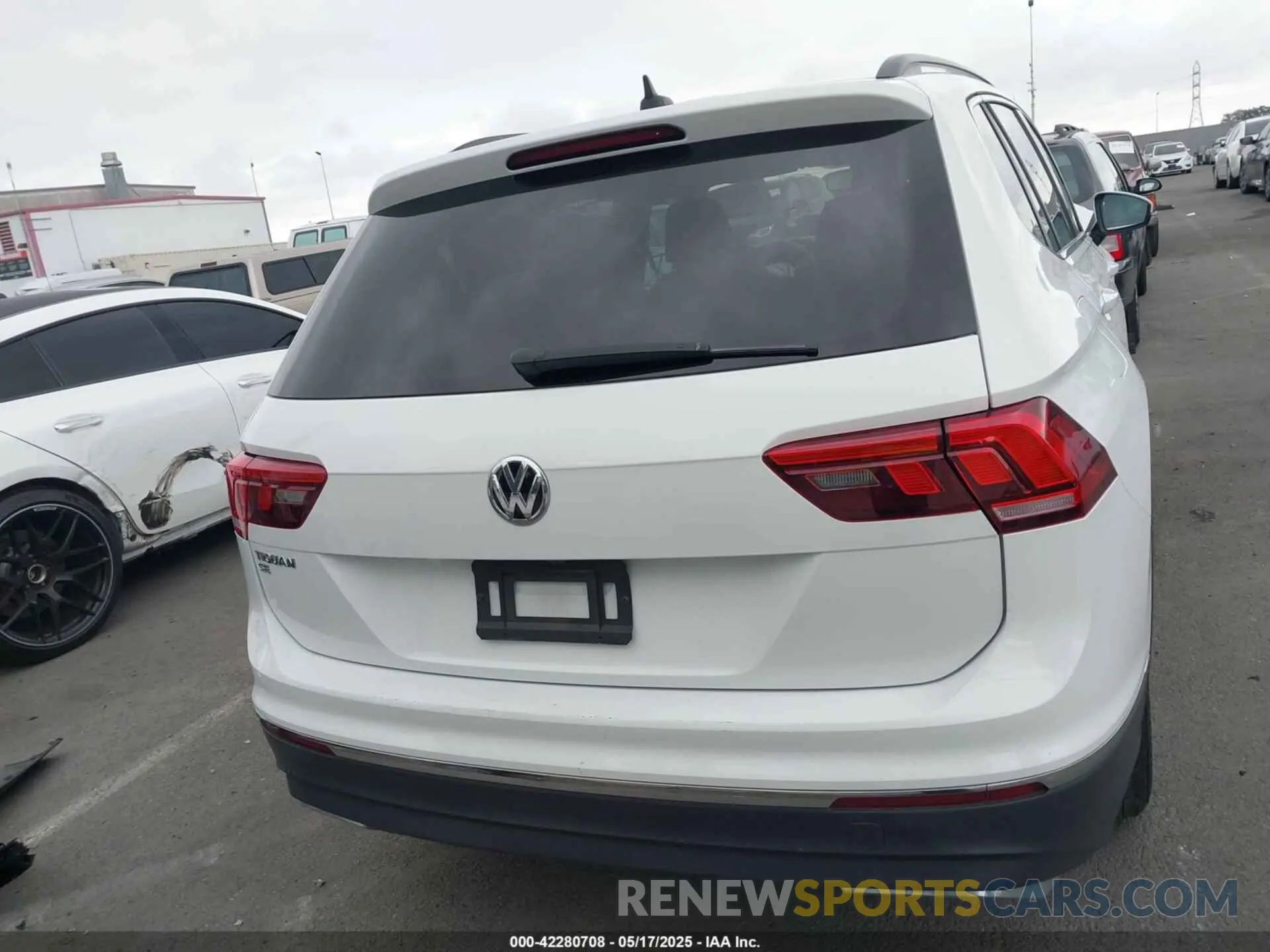 16 Photograph of a damaged car 3VV3B7AX6LM182754 VOLKSWAGEN TIGUAN 2020