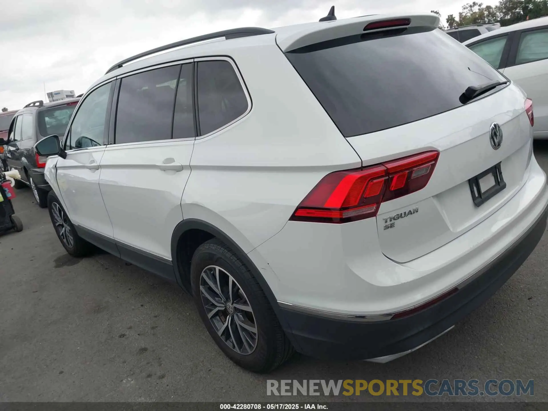 3 Photograph of a damaged car 3VV3B7AX6LM182754 VOLKSWAGEN TIGUAN 2020