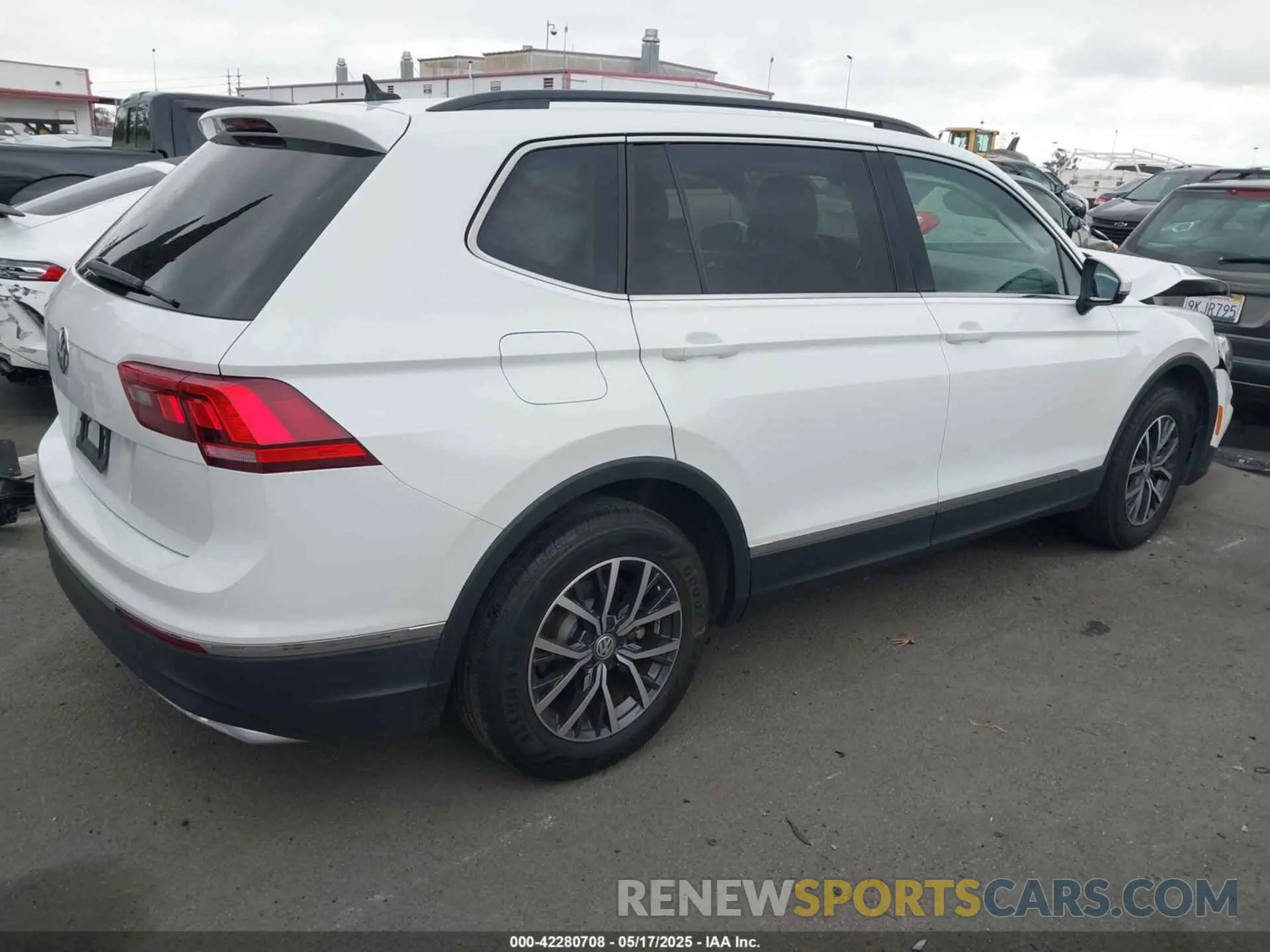 4 Photograph of a damaged car 3VV3B7AX6LM182754 VOLKSWAGEN TIGUAN 2020