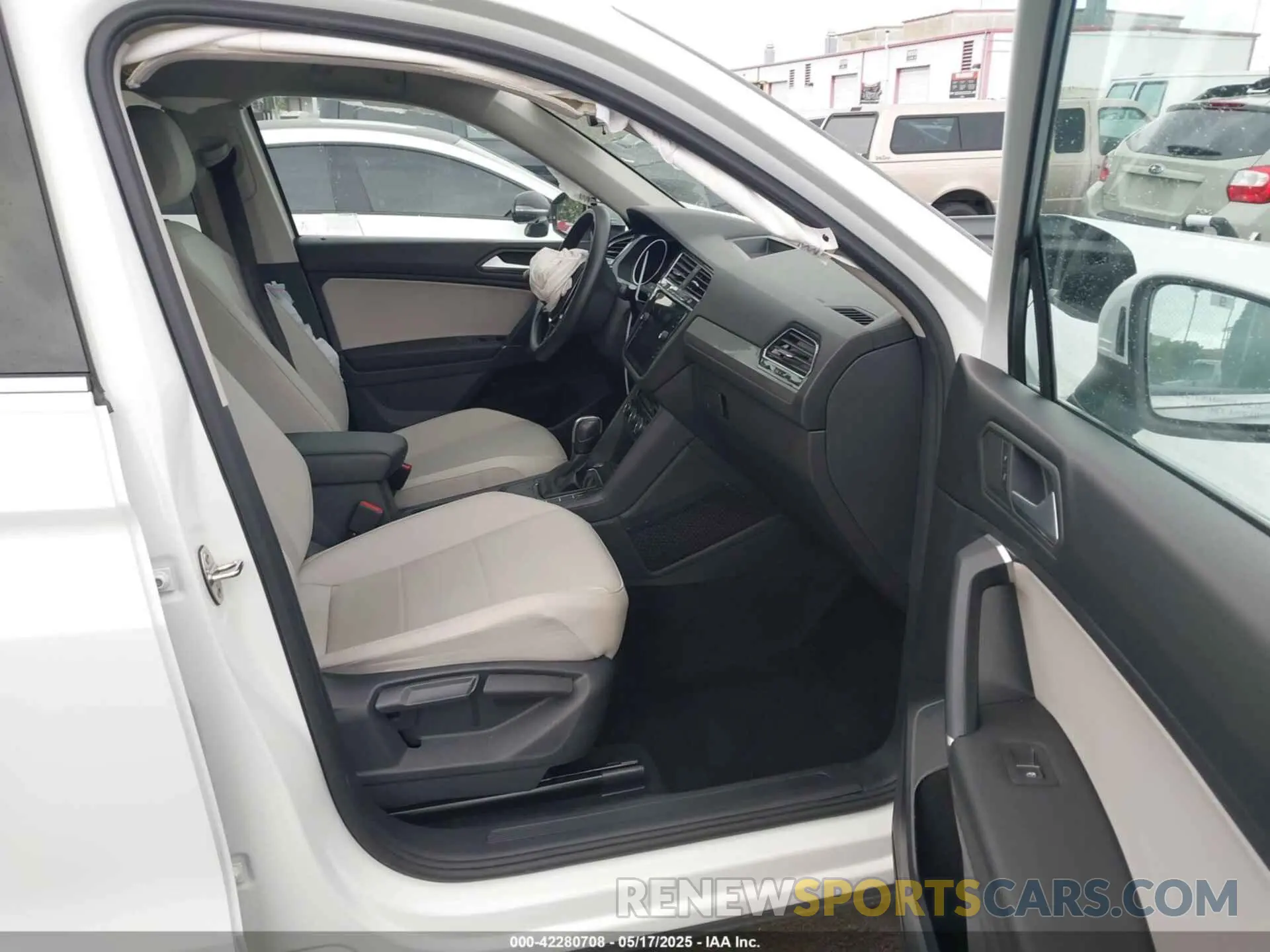 5 Photograph of a damaged car 3VV3B7AX6LM182754 VOLKSWAGEN TIGUAN 2020