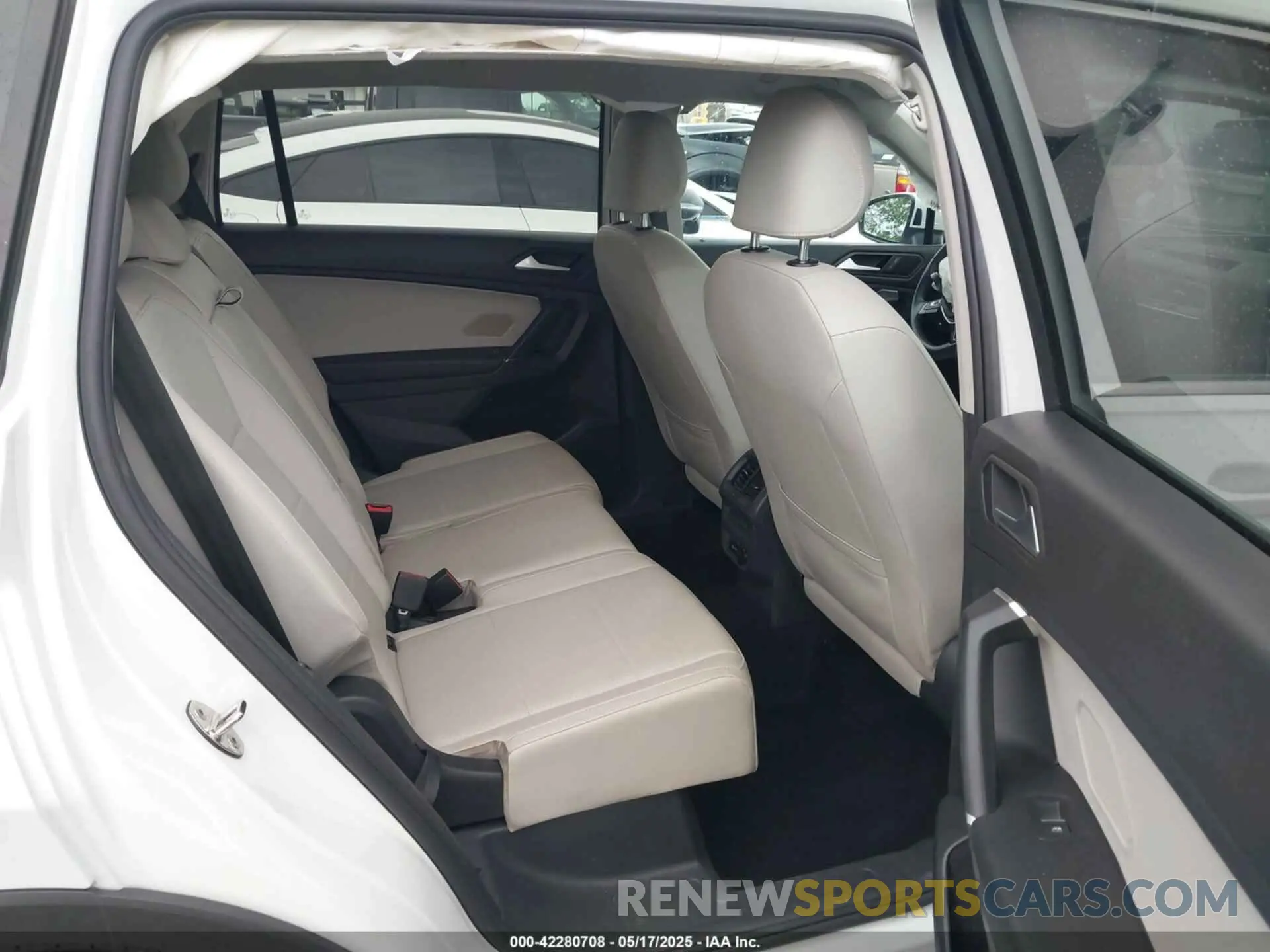 8 Photograph of a damaged car 3VV3B7AX6LM182754 VOLKSWAGEN TIGUAN 2020