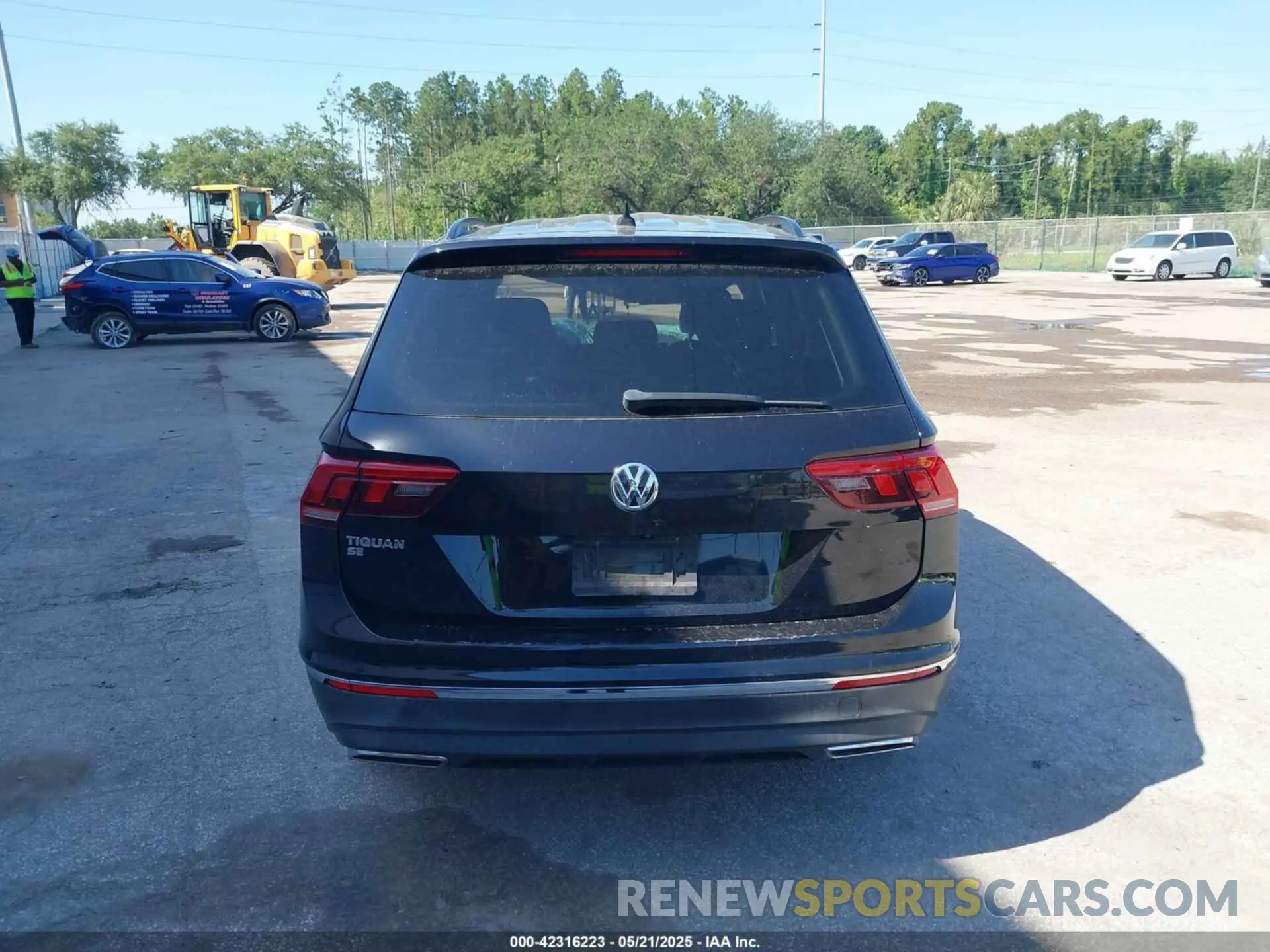 16 Photograph of a damaged car 3VV3B7AX7LM035567 VOLKSWAGEN TIGUAN 2020