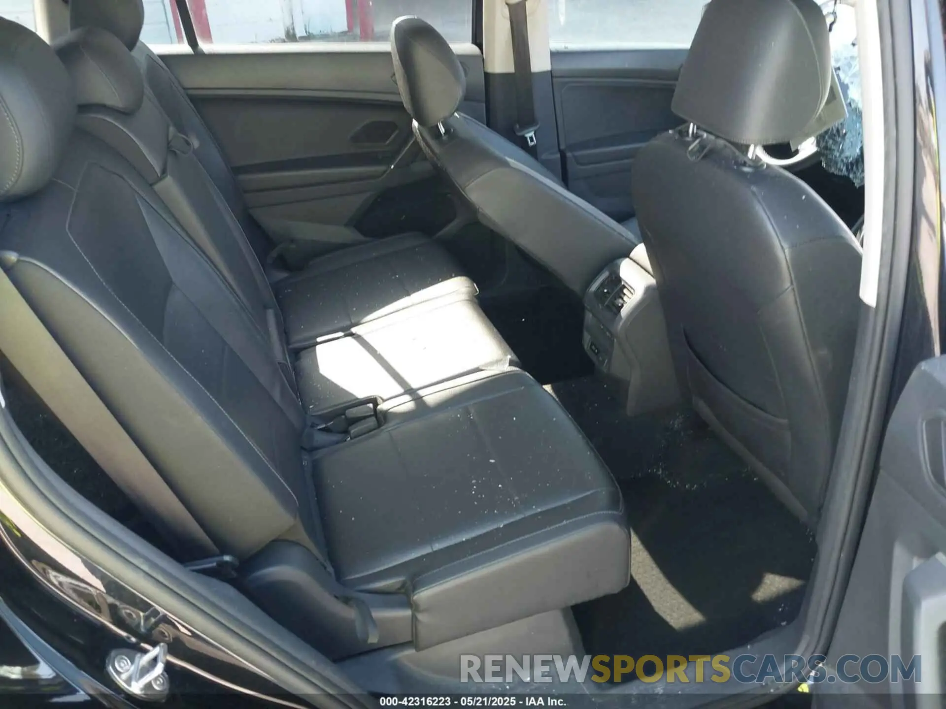 8 Photograph of a damaged car 3VV3B7AX7LM035567 VOLKSWAGEN TIGUAN 2020