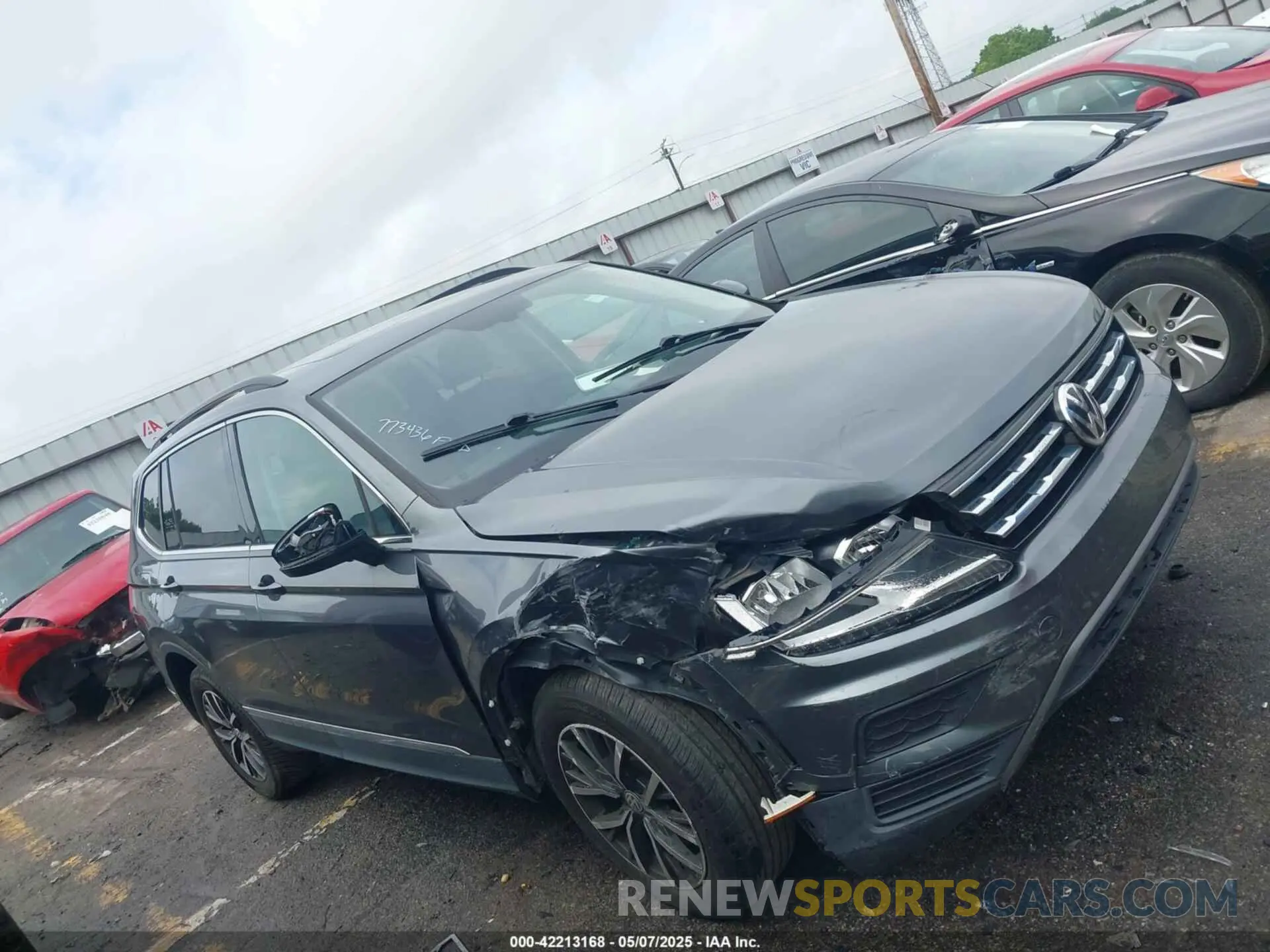 13 Photograph of a damaged car 3VV3B7AX7LM045239 VOLKSWAGEN TIGUAN 2020