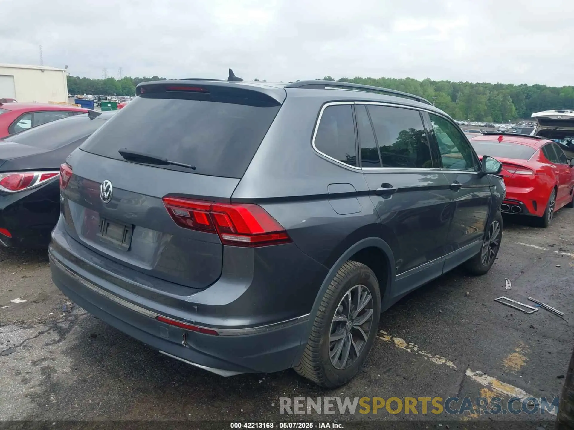 4 Photograph of a damaged car 3VV3B7AX7LM045239 VOLKSWAGEN TIGUAN 2020