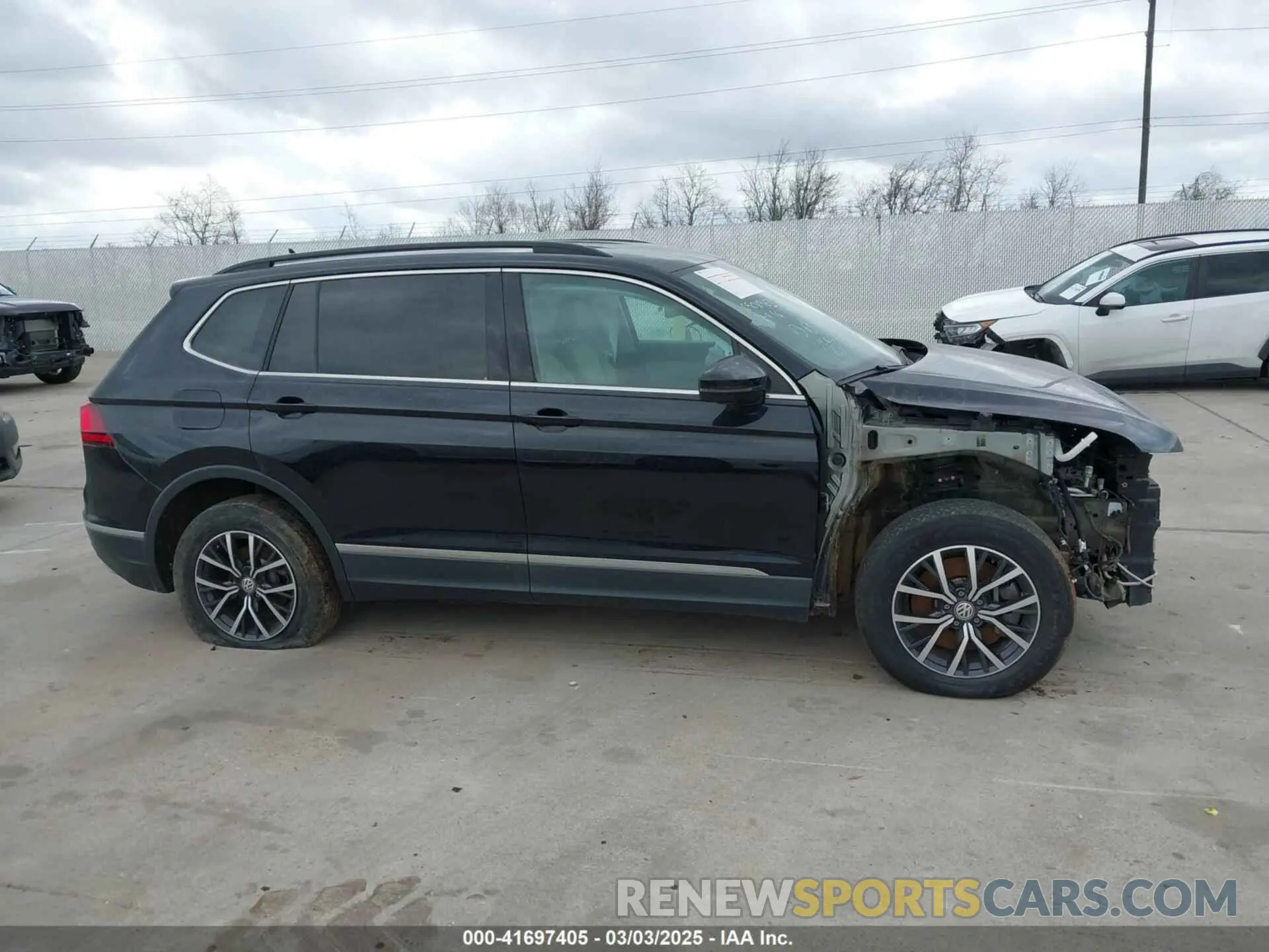 12 Photograph of a damaged car 3VV3B7AX7LM067046 VOLKSWAGEN TIGUAN 2020