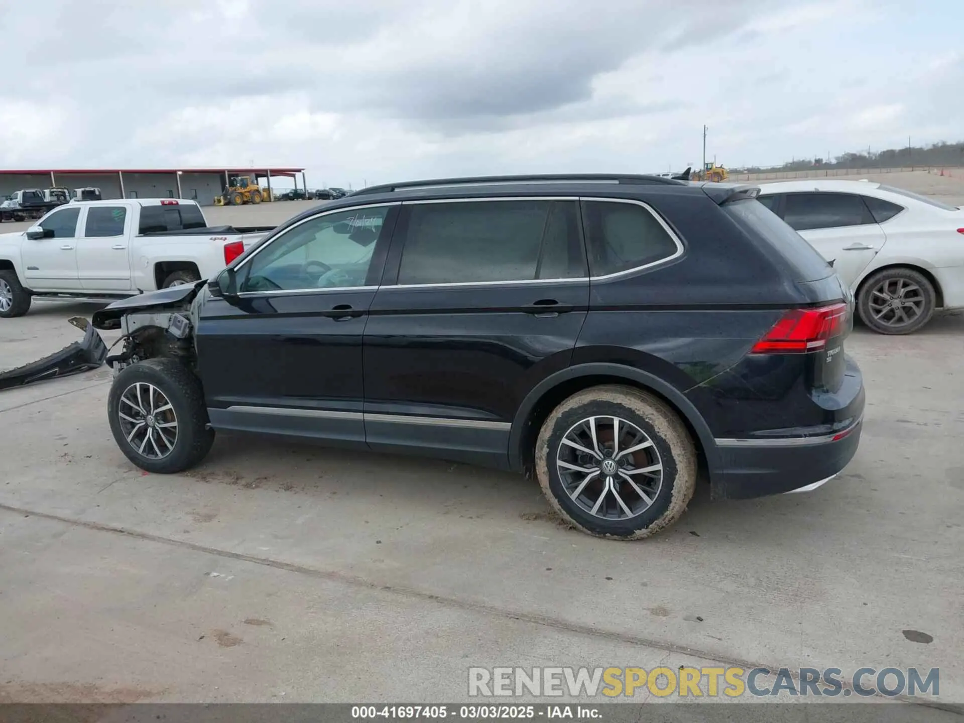 13 Photograph of a damaged car 3VV3B7AX7LM067046 VOLKSWAGEN TIGUAN 2020