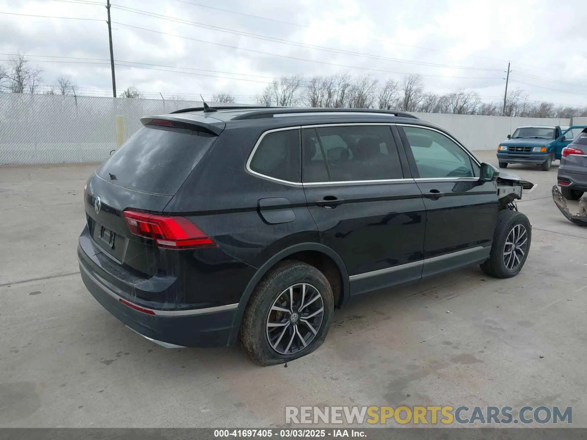 4 Photograph of a damaged car 3VV3B7AX7LM067046 VOLKSWAGEN TIGUAN 2020