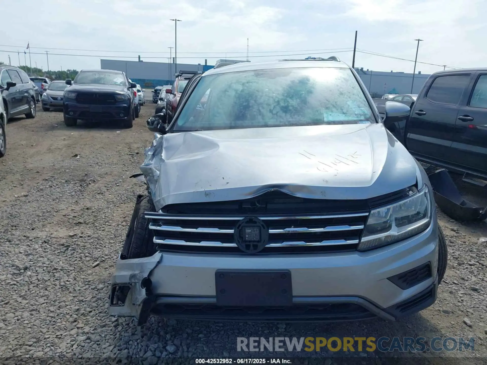 12 Photograph of a damaged car 3VV3B7AX7LM144742 VOLKSWAGEN TIGUAN 2020