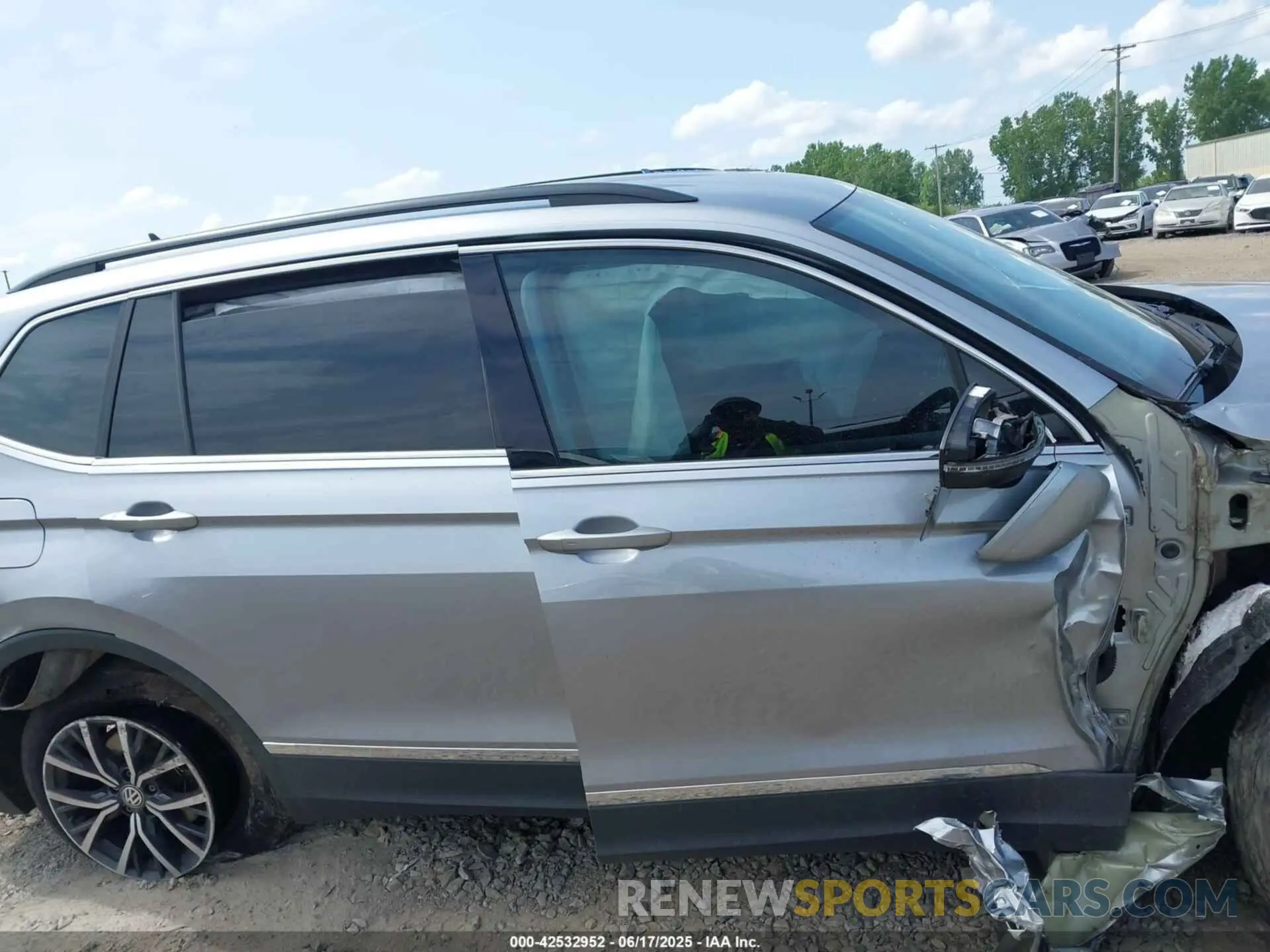 13 Photograph of a damaged car 3VV3B7AX7LM144742 VOLKSWAGEN TIGUAN 2020