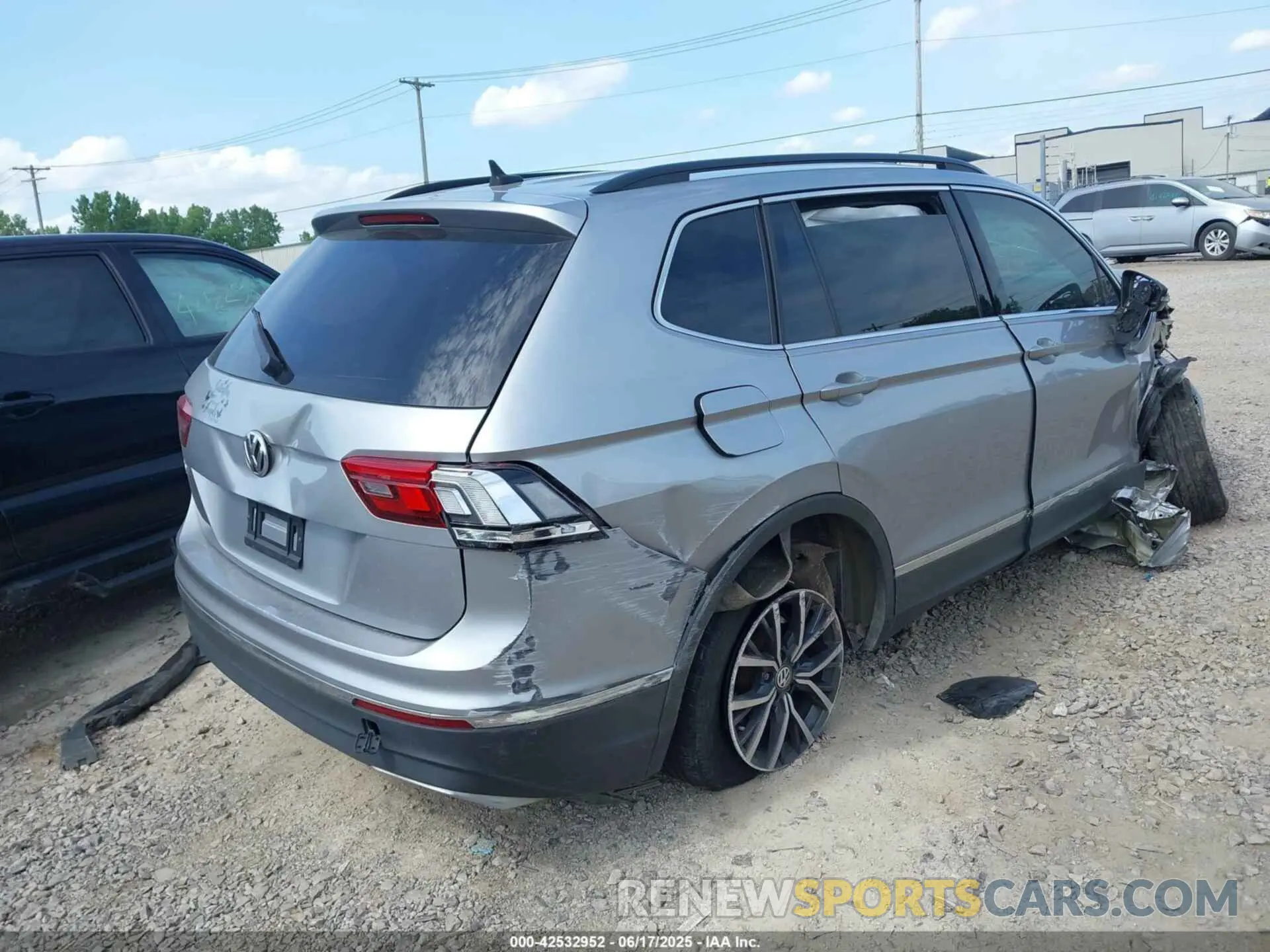 4 Photograph of a damaged car 3VV3B7AX7LM144742 VOLKSWAGEN TIGUAN 2020