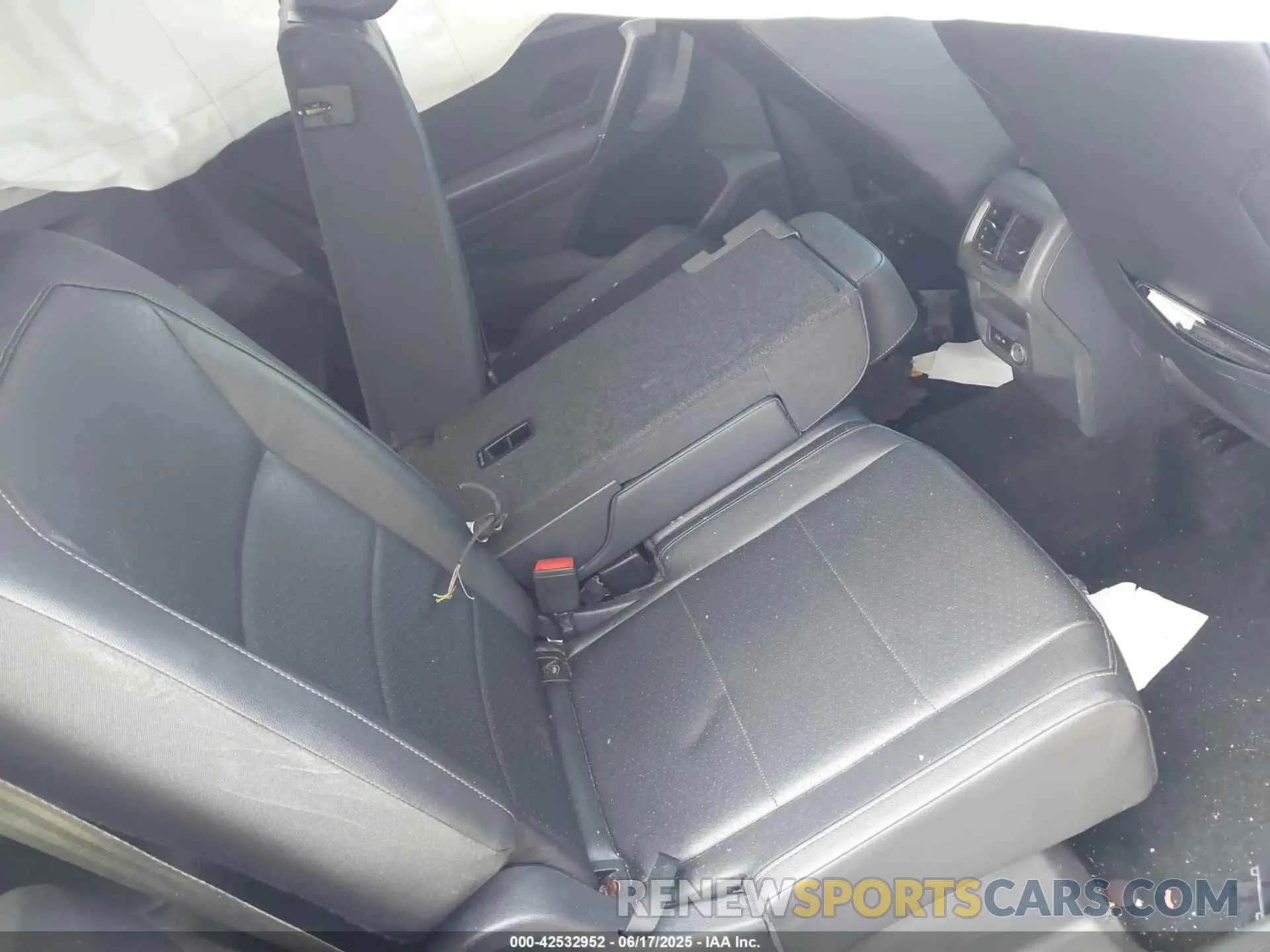 8 Photograph of a damaged car 3VV3B7AX7LM144742 VOLKSWAGEN TIGUAN 2020