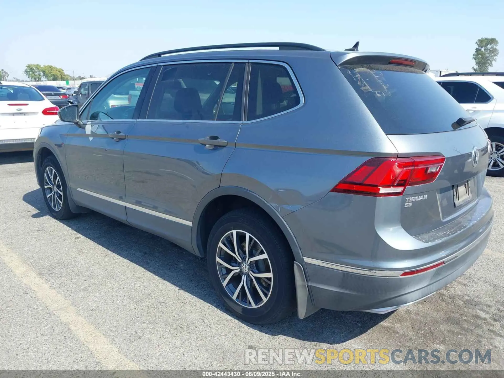 3 Photograph of a damaged car 3VV3B7AX8LM021631 VOLKSWAGEN TIGUAN 2020