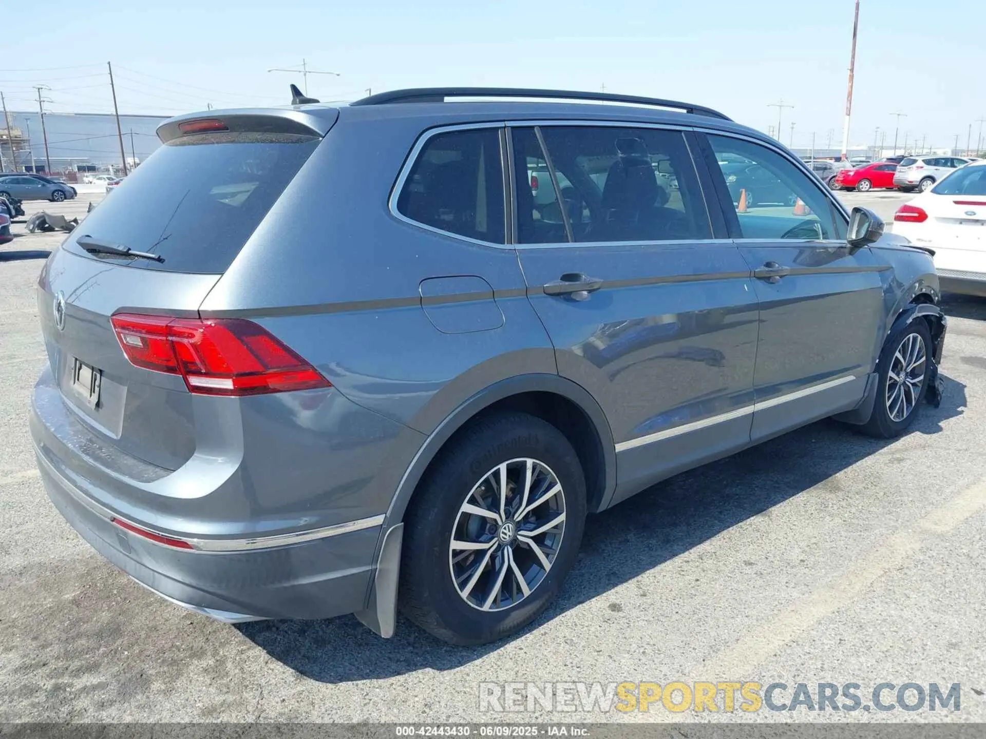 4 Photograph of a damaged car 3VV3B7AX8LM021631 VOLKSWAGEN TIGUAN 2020