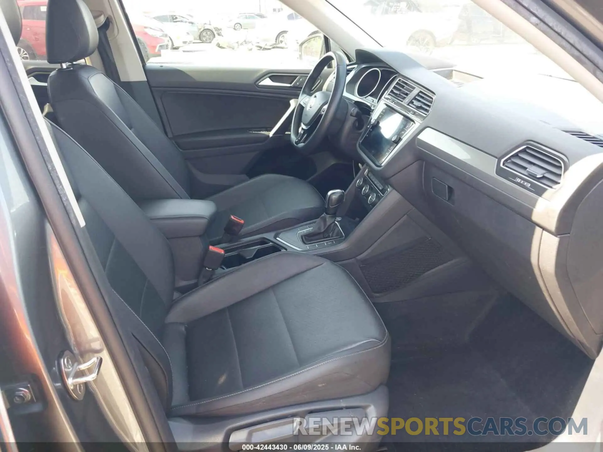 5 Photograph of a damaged car 3VV3B7AX8LM021631 VOLKSWAGEN TIGUAN 2020