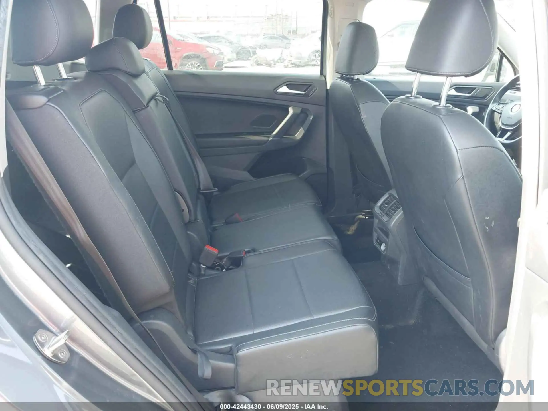 8 Photograph of a damaged car 3VV3B7AX8LM021631 VOLKSWAGEN TIGUAN 2020