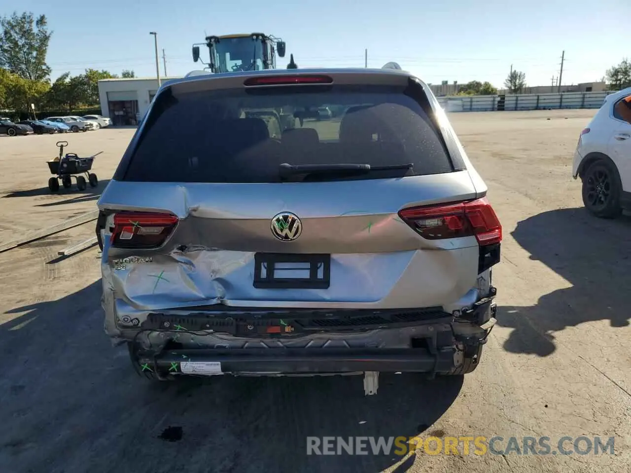 6 Photograph of a damaged car 3VV3B7AX8LM036808 VOLKSWAGEN TIGUAN 2020