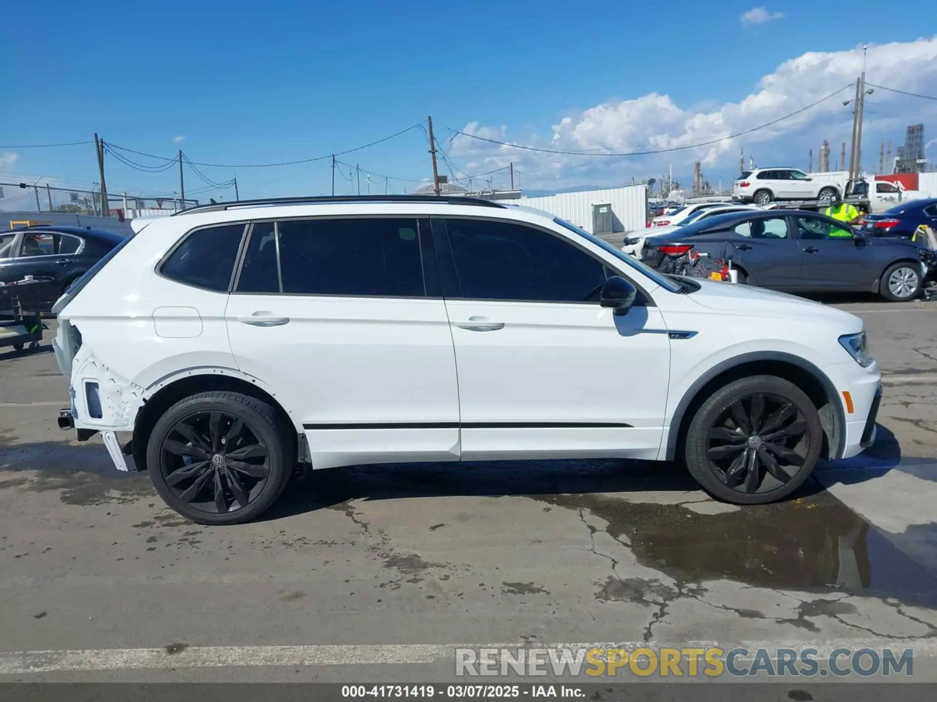 14 Photograph of a damaged car 3VV3B7AX8LM063202 VOLKSWAGEN TIGUAN 2020
