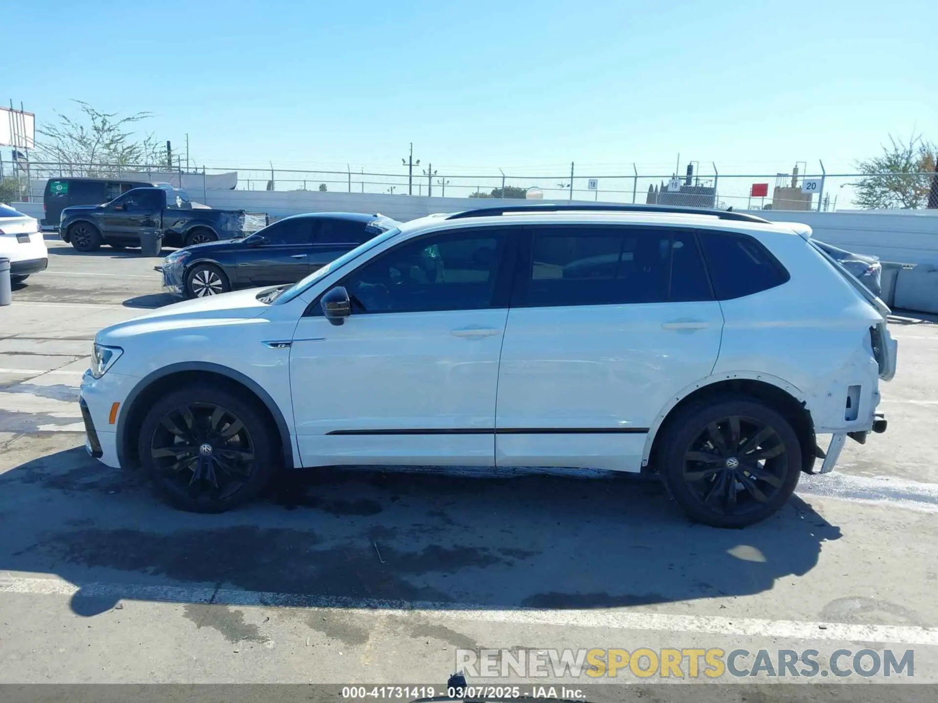 15 Photograph of a damaged car 3VV3B7AX8LM063202 VOLKSWAGEN TIGUAN 2020