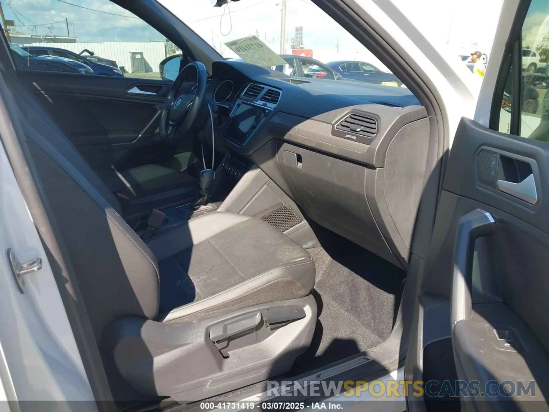 5 Photograph of a damaged car 3VV3B7AX8LM063202 VOLKSWAGEN TIGUAN 2020