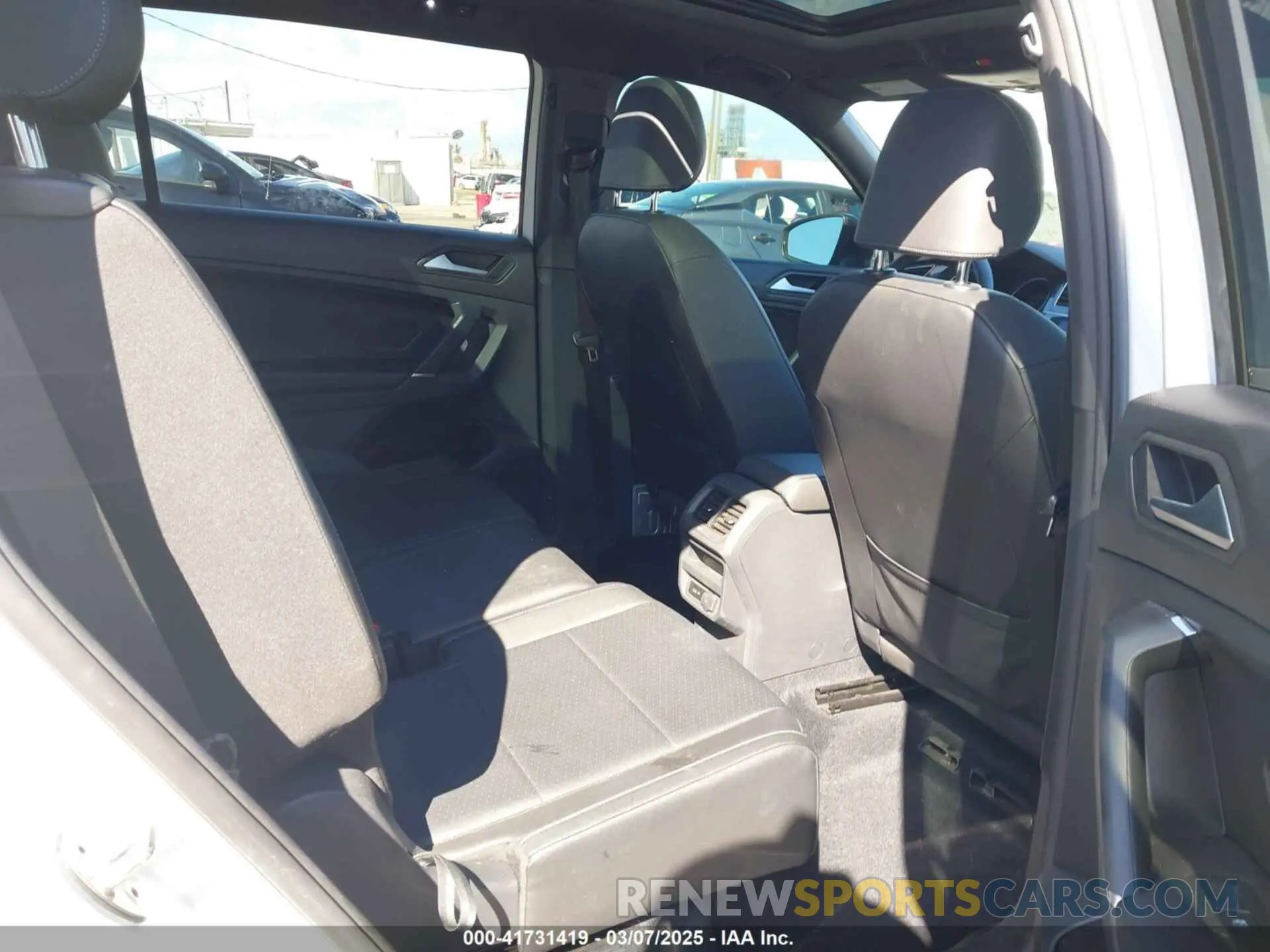 8 Photograph of a damaged car 3VV3B7AX8LM063202 VOLKSWAGEN TIGUAN 2020