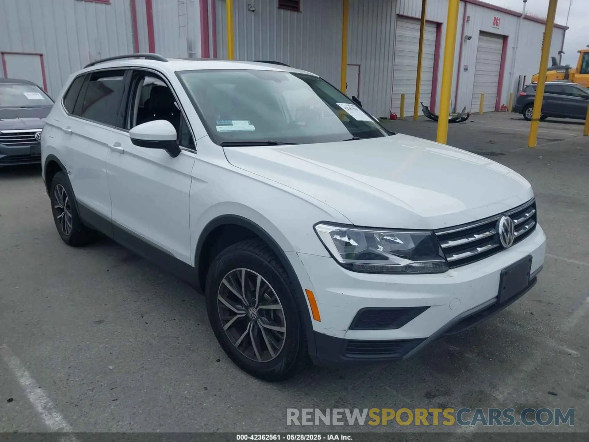 1 Photograph of a damaged car 3VV3B7AX8LM074622 VOLKSWAGEN TIGUAN 2020