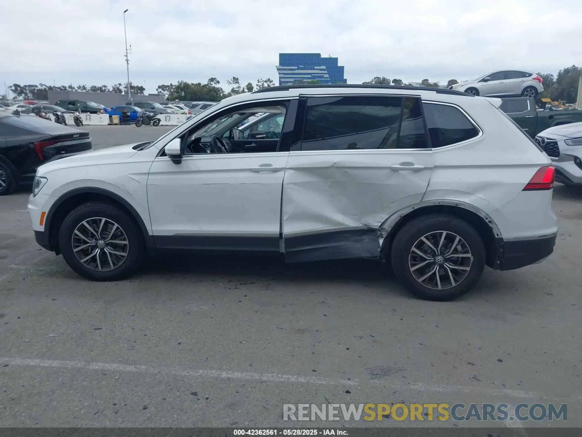 15 Photograph of a damaged car 3VV3B7AX8LM074622 VOLKSWAGEN TIGUAN 2020