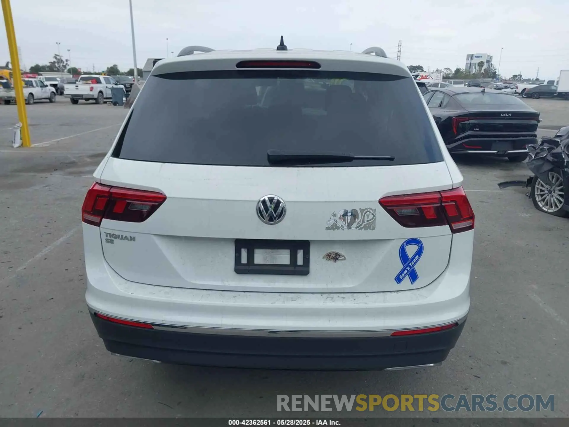 17 Photograph of a damaged car 3VV3B7AX8LM074622 VOLKSWAGEN TIGUAN 2020