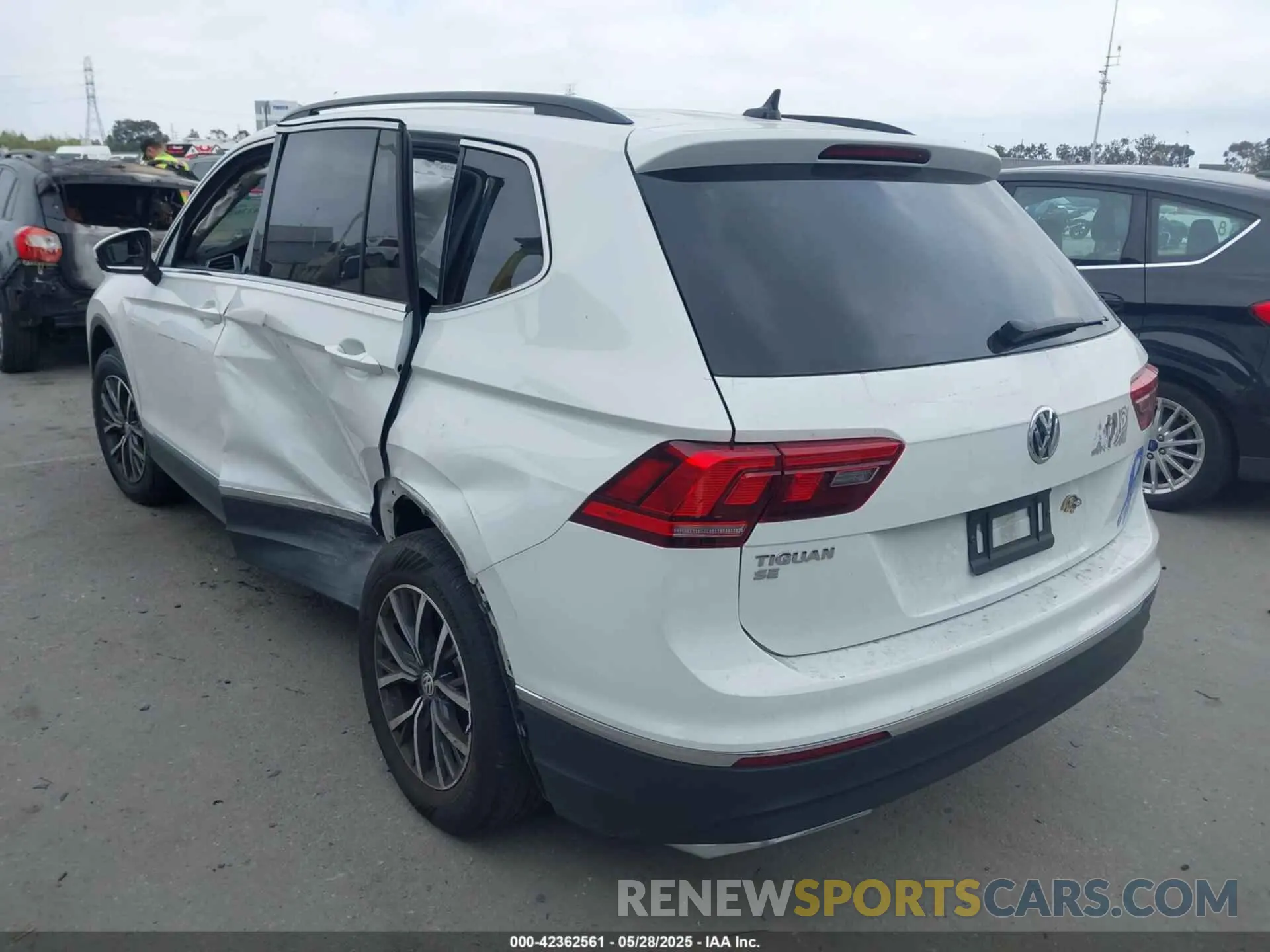 3 Photograph of a damaged car 3VV3B7AX8LM074622 VOLKSWAGEN TIGUAN 2020