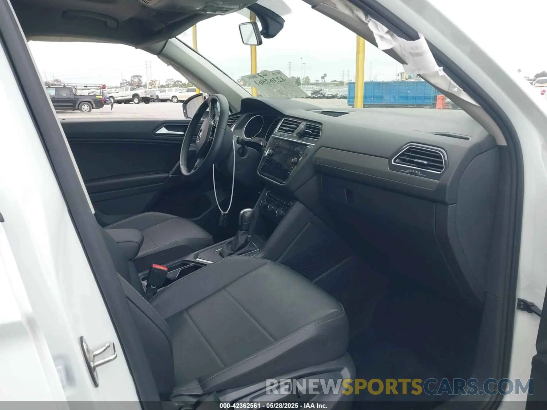 5 Photograph of a damaged car 3VV3B7AX8LM074622 VOLKSWAGEN TIGUAN 2020