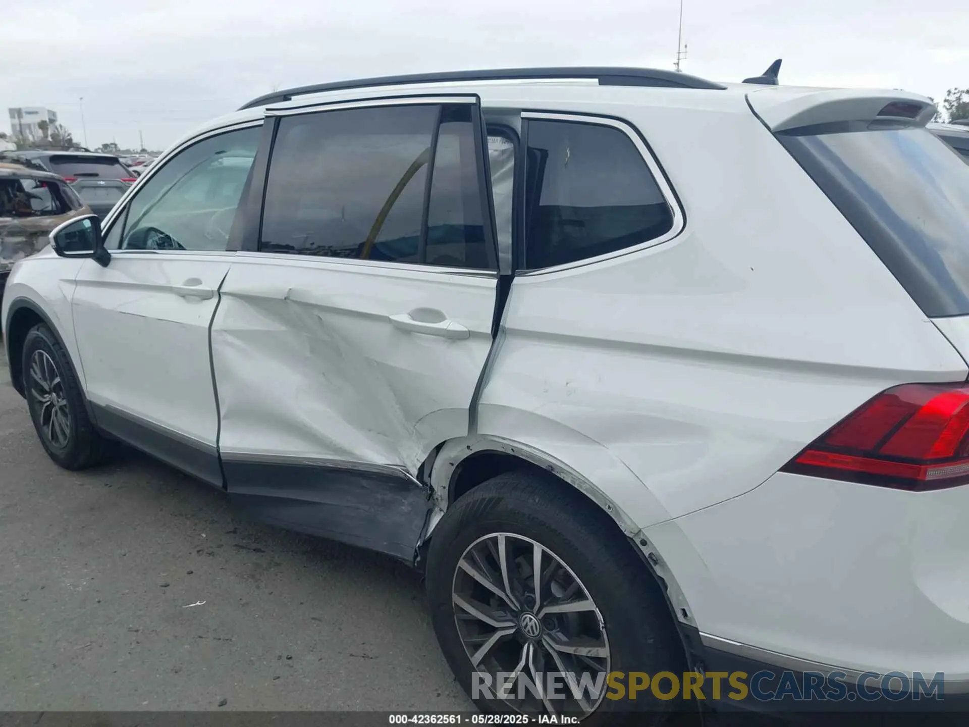 6 Photograph of a damaged car 3VV3B7AX8LM074622 VOLKSWAGEN TIGUAN 2020