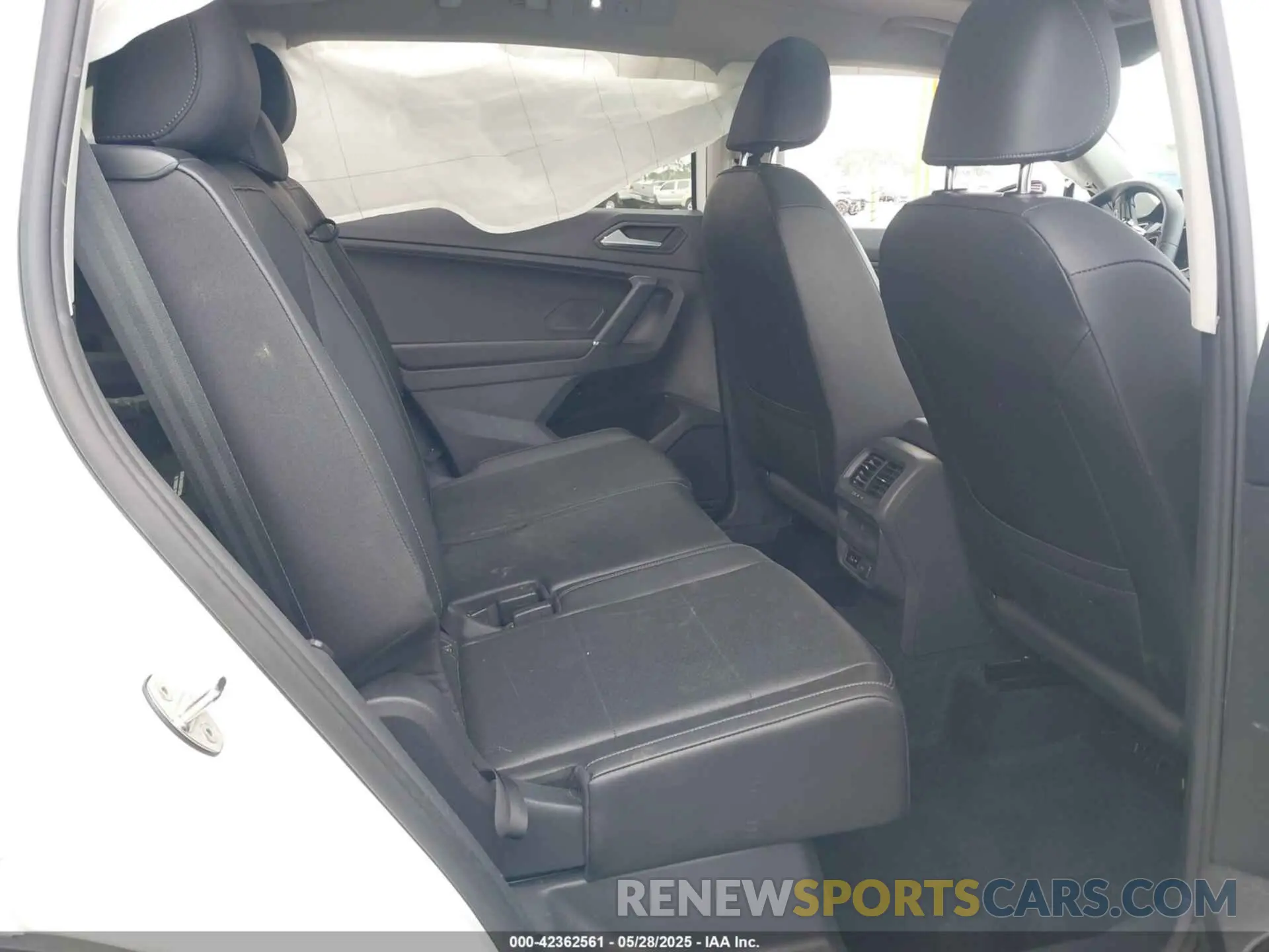 8 Photograph of a damaged car 3VV3B7AX8LM074622 VOLKSWAGEN TIGUAN 2020