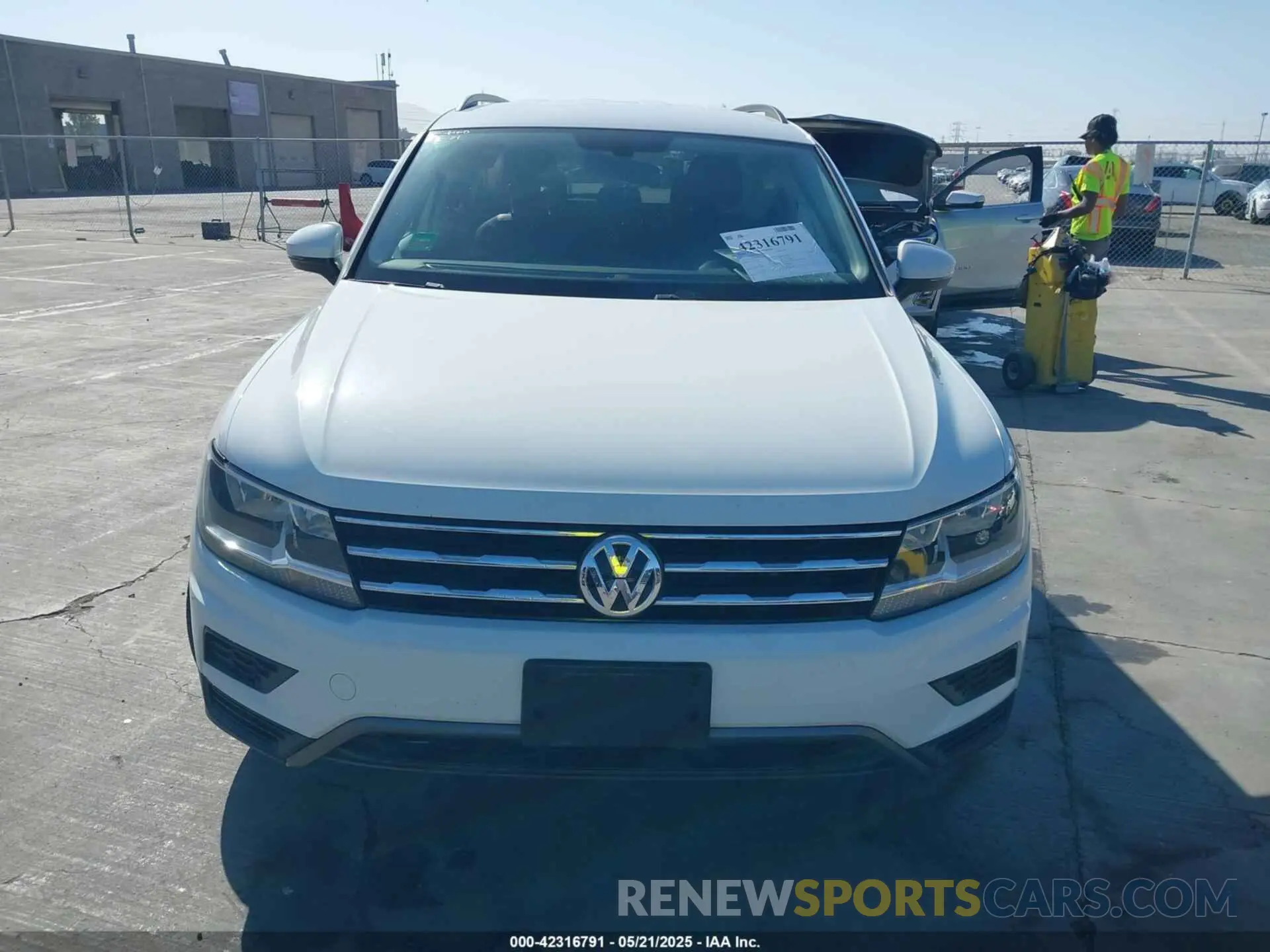 11 Photograph of a damaged car 3VV3B7AX8LM120160 VOLKSWAGEN TIGUAN 2020